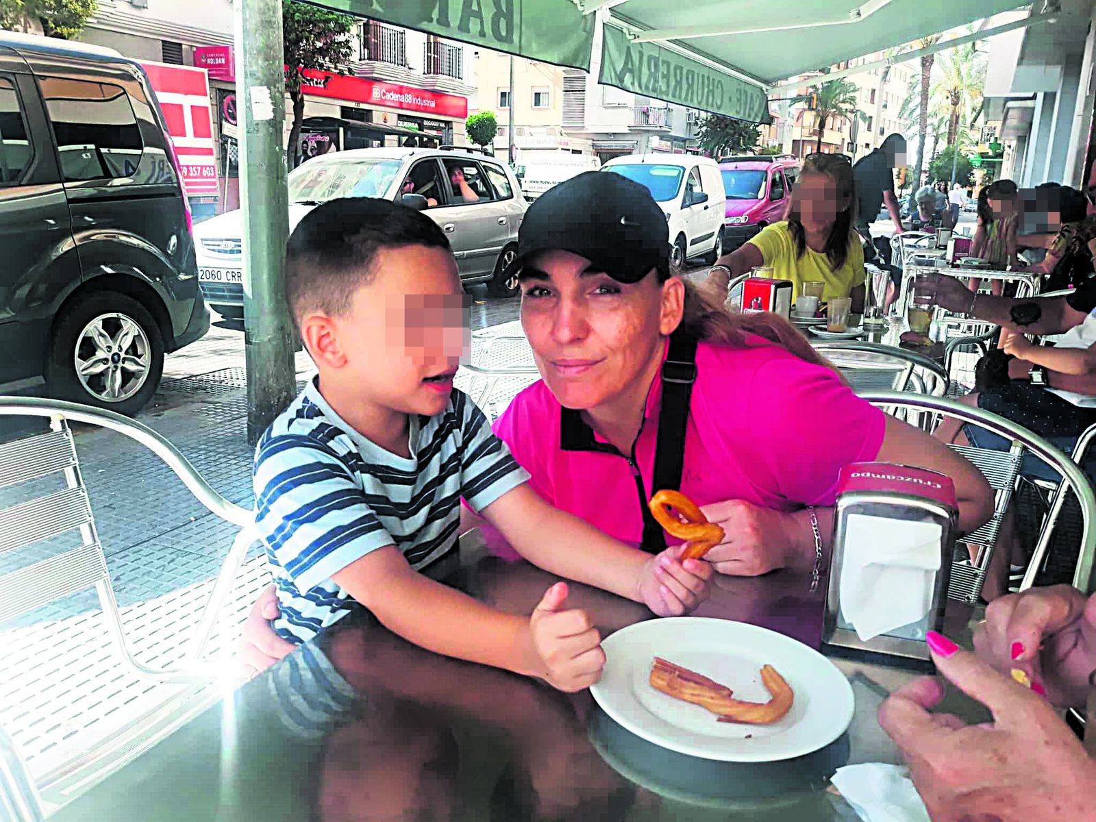 Mercedes con su hijo en una salida del centro concertada.