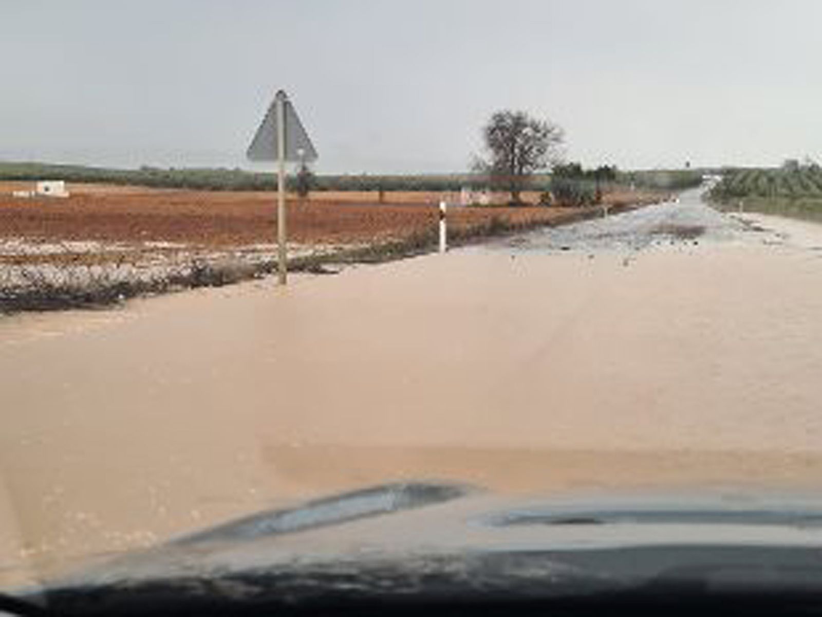 Balsa de agua en la carretera de La Mina