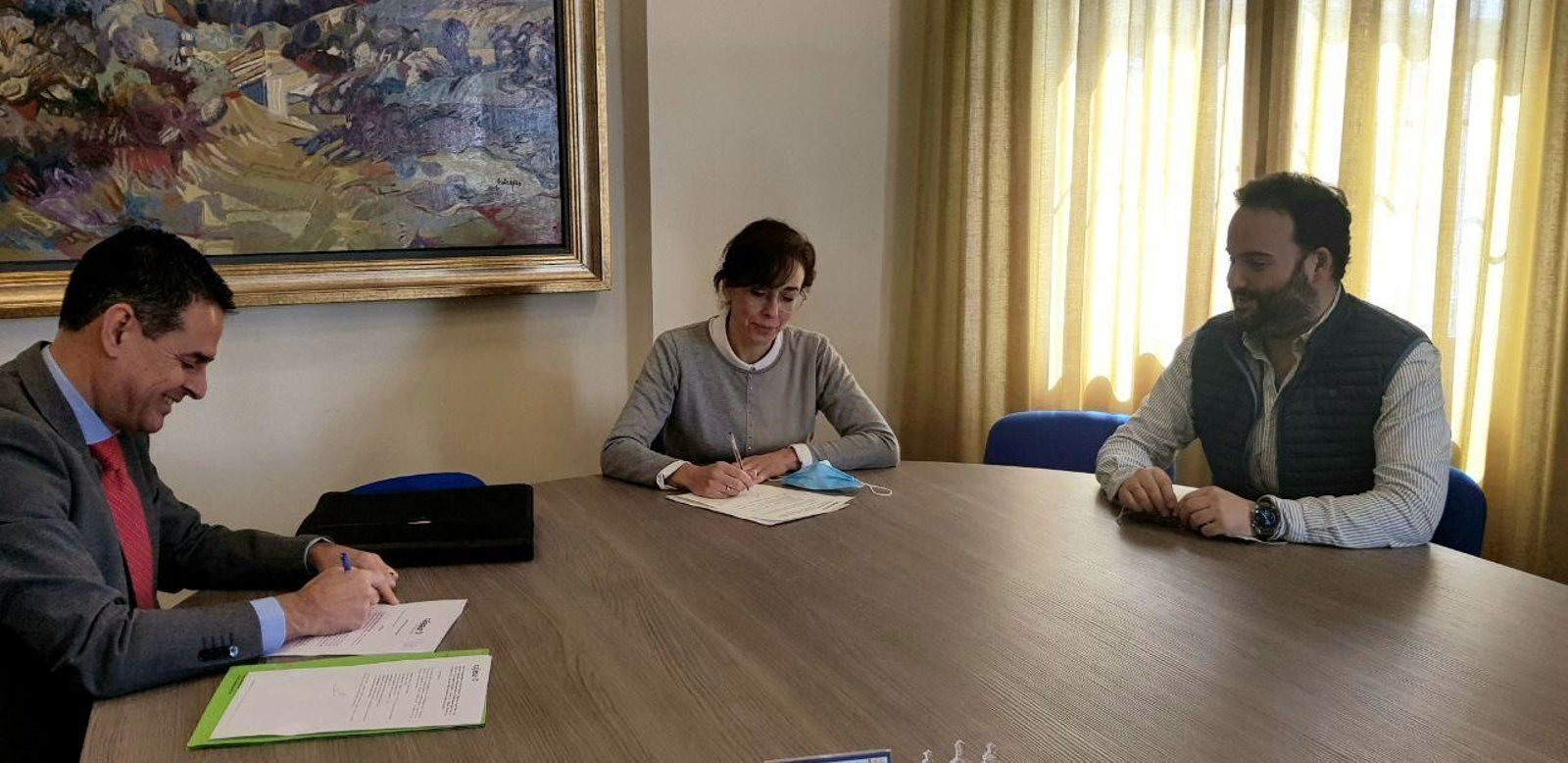 Ballesteros, Ceballos y Valdivia, durante la firma del acuerdo.