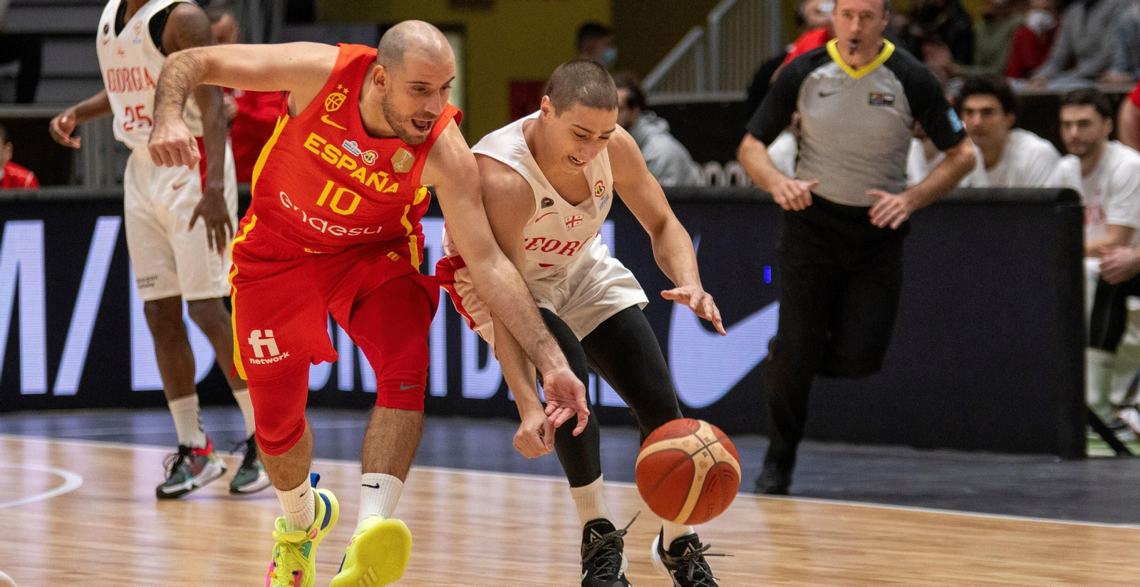 Quino Colom, disputa un balón ante el jugador de Georgia , Luka Maziashvili, en el último partido de la selección.