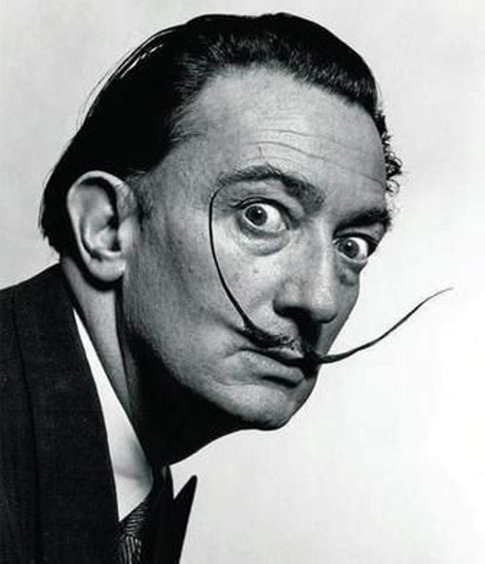 1. Salvador Dalí será una de las grandes bazas del Reina Sofía. 2. Obra de Robert Adams, otro de los grandes nombres del año. 3. 'Catedral de Nantes', de Corot, uno de los artistas incluidos en una muestra de la Fundación Mapfre sobre el nacimiento del mito del artista bohemio. 4. Bodegón de Juan Fernández 'El Labrador', protagonista en el Prado.  5. 'La plaza', lienzo del hiperrealista Richard Estes.