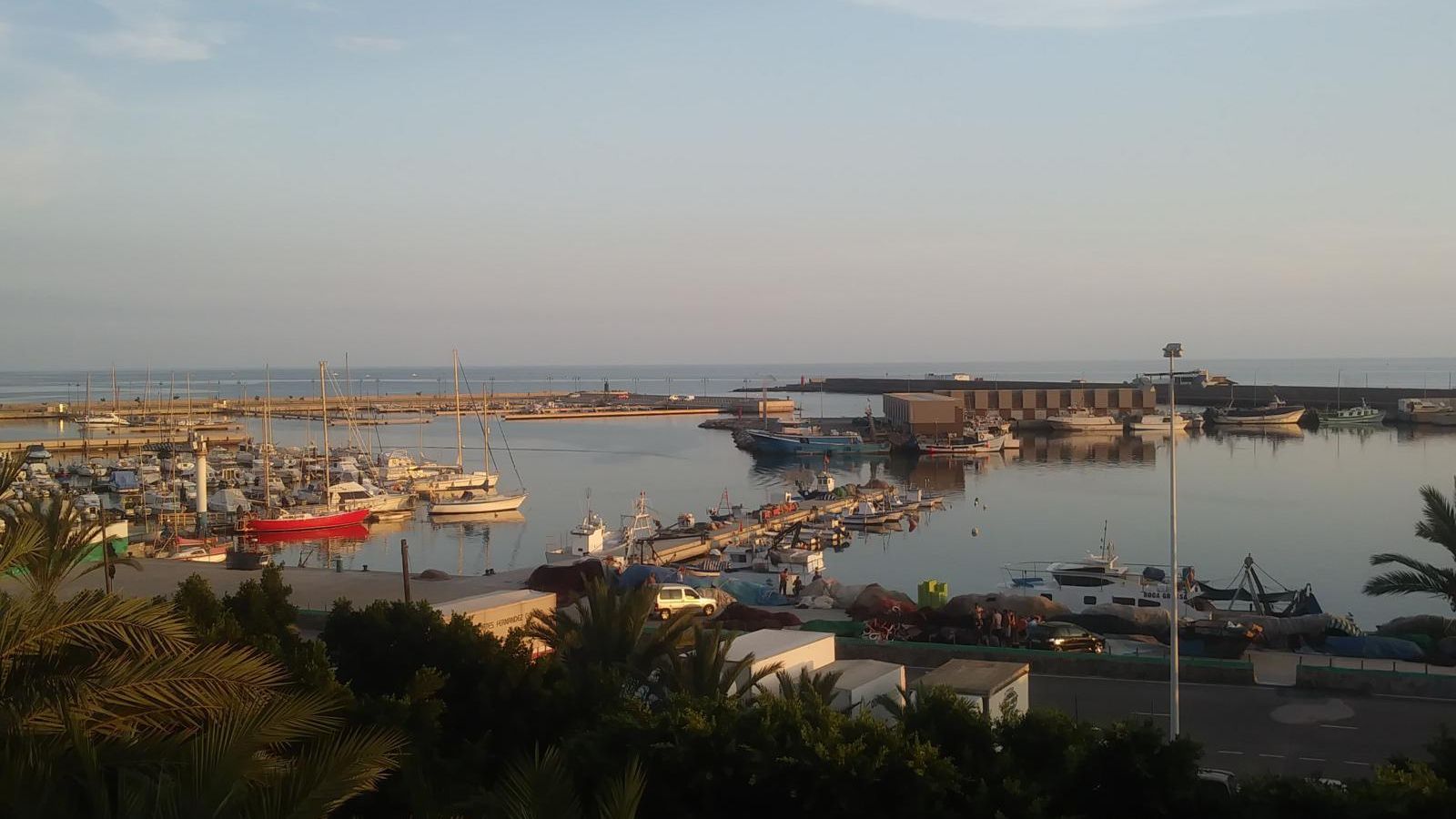 Zona pesquera del Puerto de Adra.