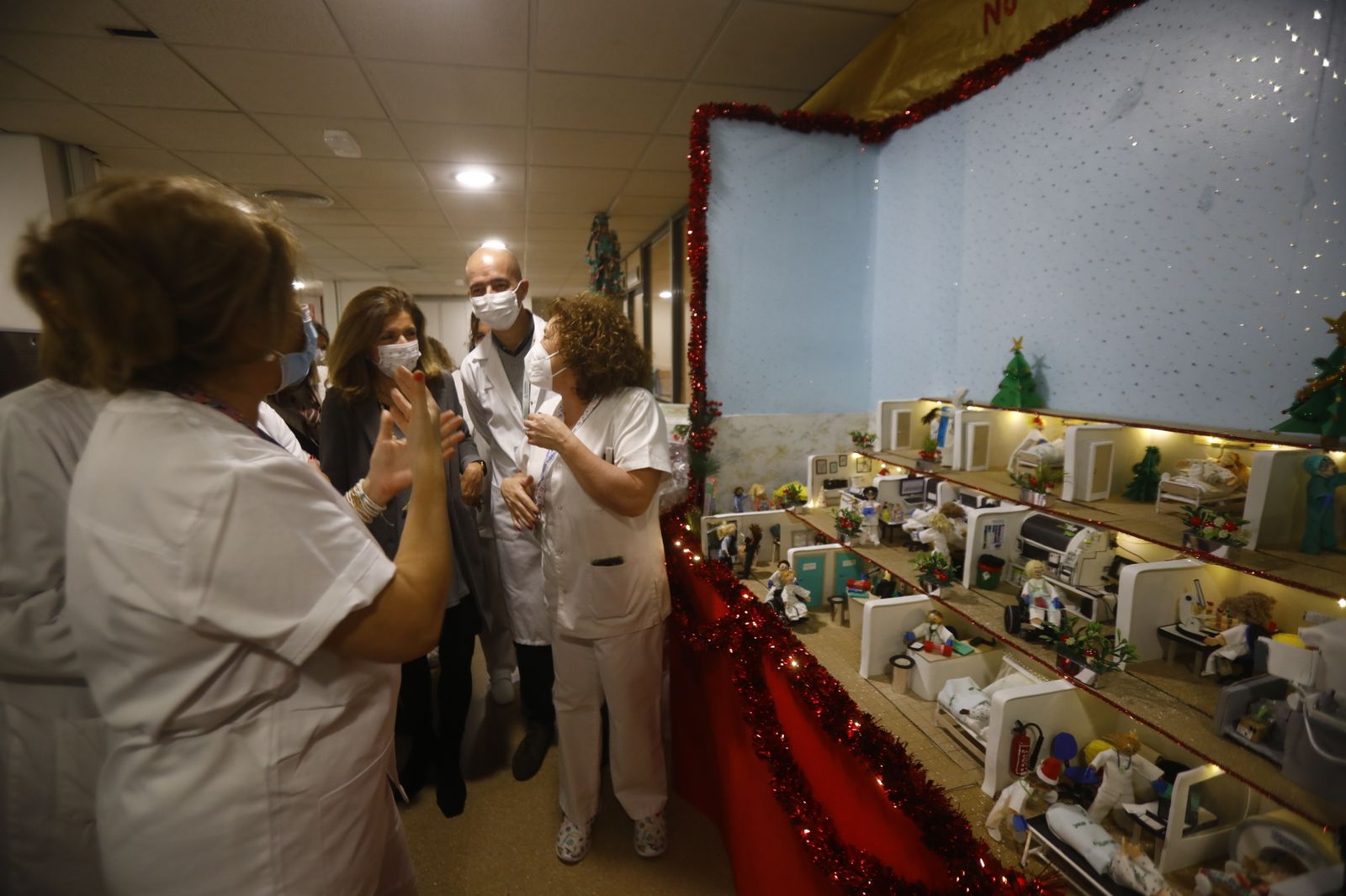 El Hospital Reina Sofía enciende la Navidad, en imágenes