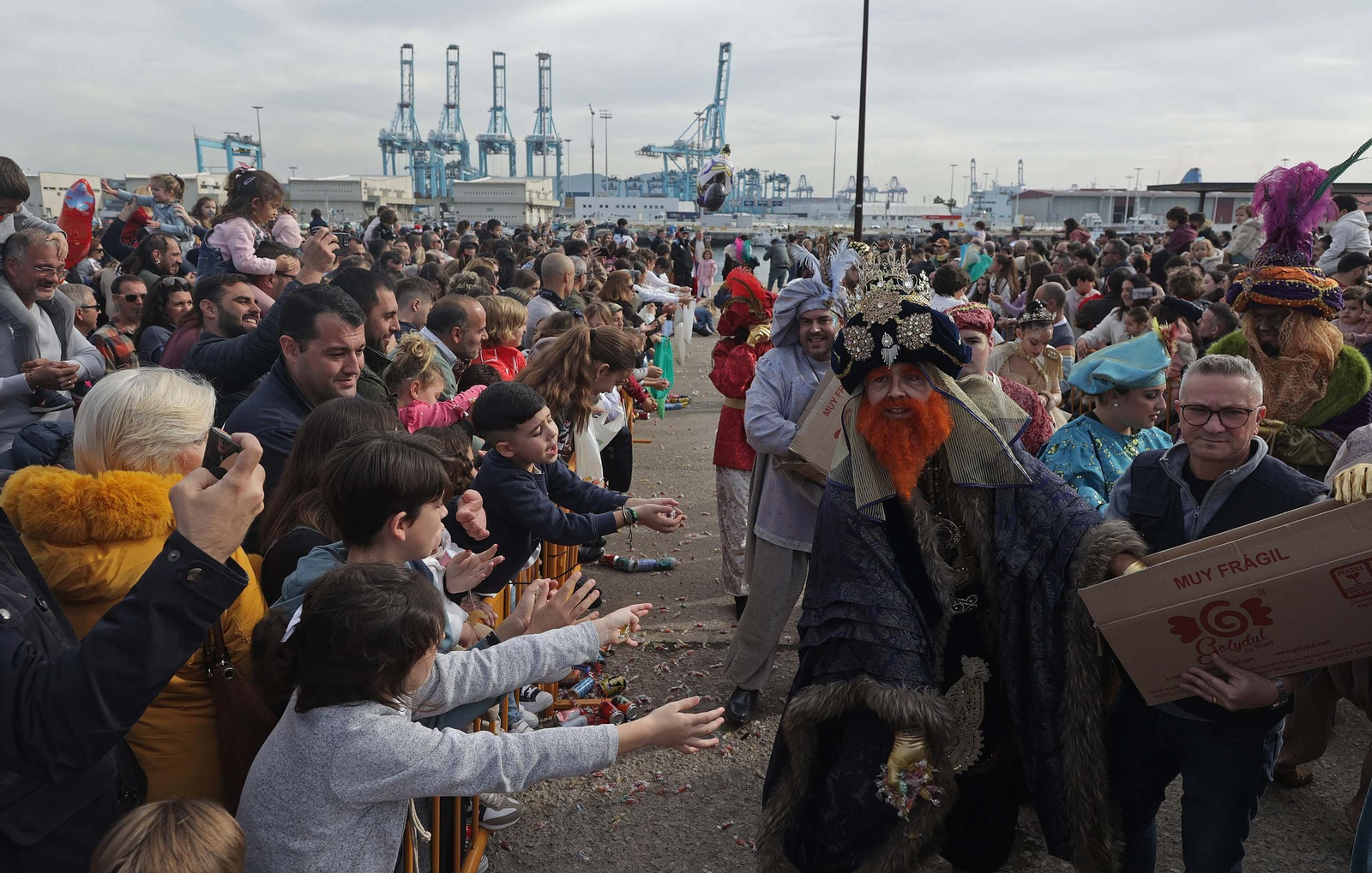 Búscate en las fotos del Arrastre de Latas 2025 en Algeciras