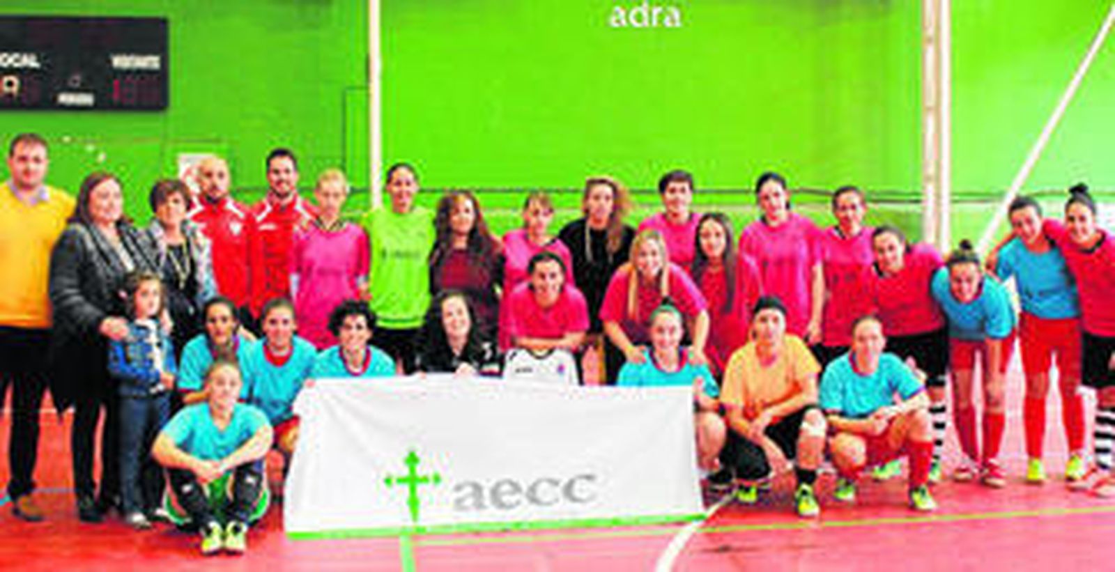Integrantes del equipo Adra FSF posaron tras la celebración del partido que tuvo lugar este domingo en la pista cubierta Miramar.