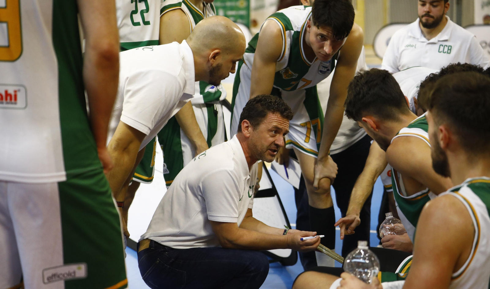 Alfredo Gálvez, entrenador del Coto Córdoba, se dirige a sus jugadores en un tiempo muerto.