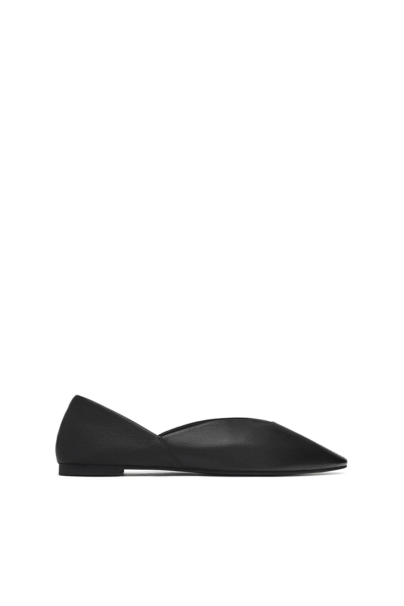 Bailarinas sencillas inspiradas en los ugly shoes en color negro. De Zara, 29,99€.