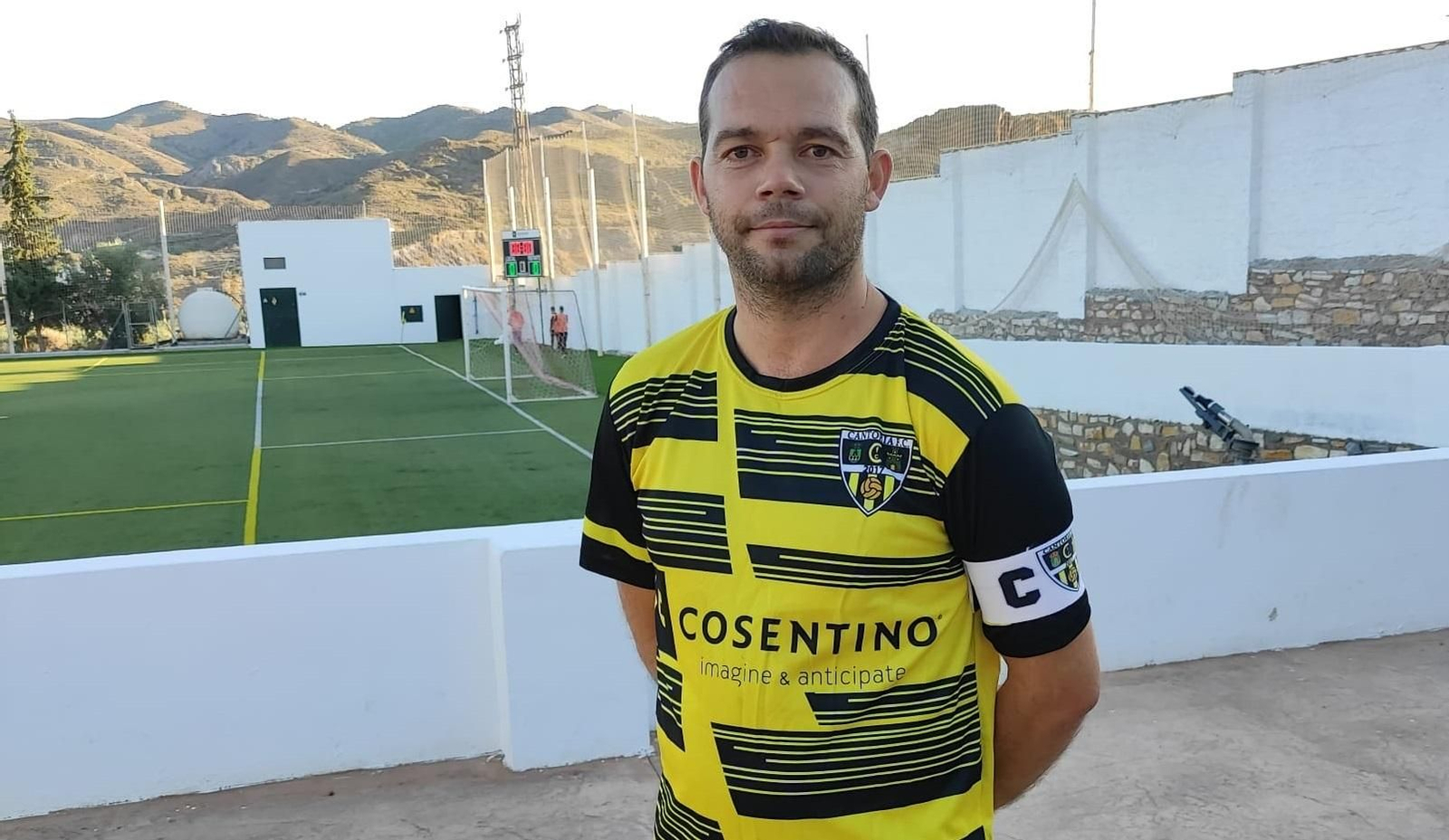 Javilín posa con el brazalete de capitán del conjunto cantoriano.