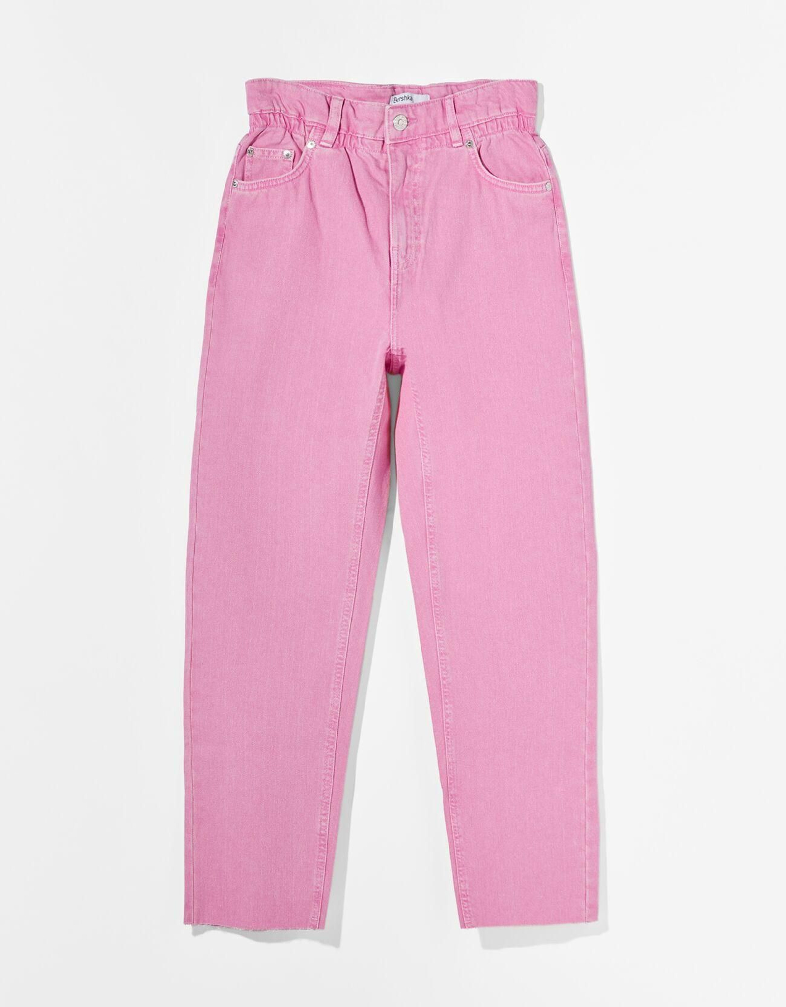 Pantalón sarga de color rosa de Bershka.