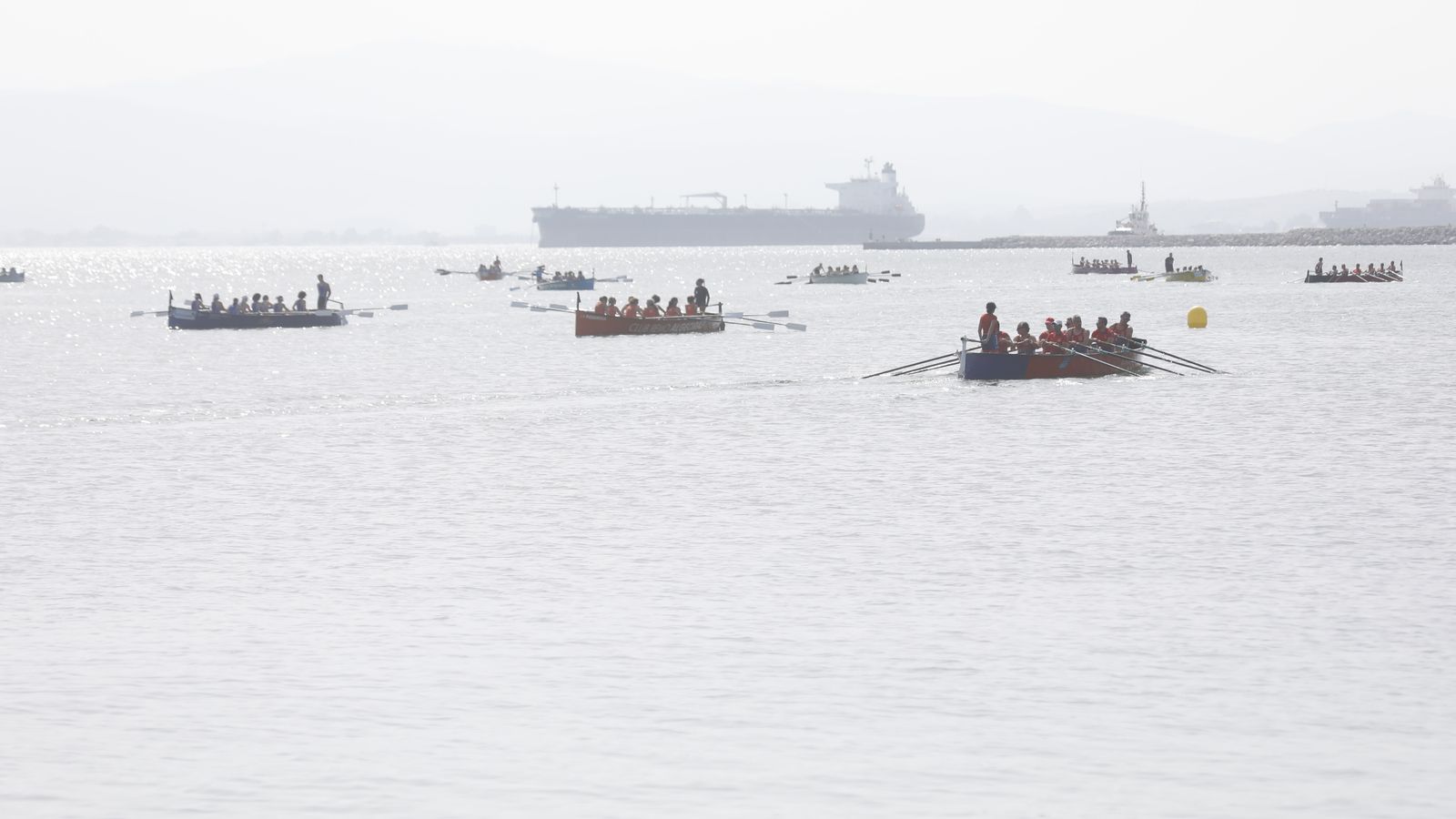 Las fotos de la primera jornada del Campeonato de España de remo en banco fijo LLaut de La Línea