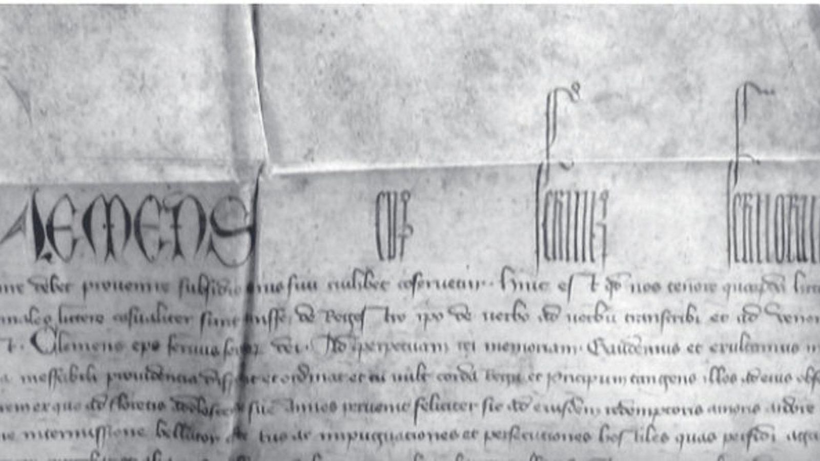 Primera línea de la bula papal, empleada para la intitulación (Clemens episcopus, servus servorum Dei, ad futuram rei memoriam), con escritura gótica cancilleresca, clara, elegante y de buena lectura.