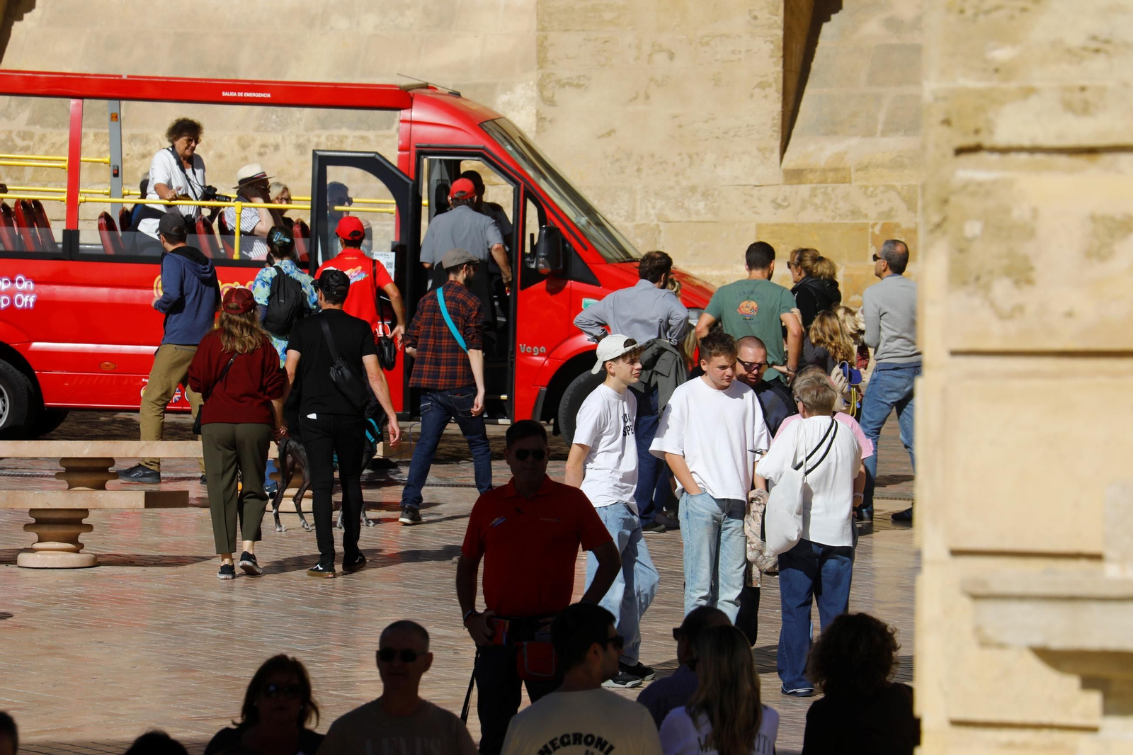 Las imágenes de Córdoba repleta de turistas en el Puente de los Santos