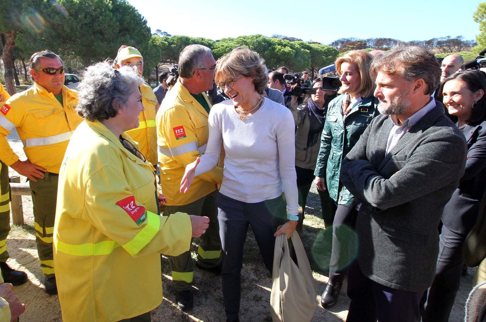 Isabel García Tejerina saluda a una trabajadora del 112 en presencia de Fátima Báñez y José Fiscal, ayer en Mazagón.