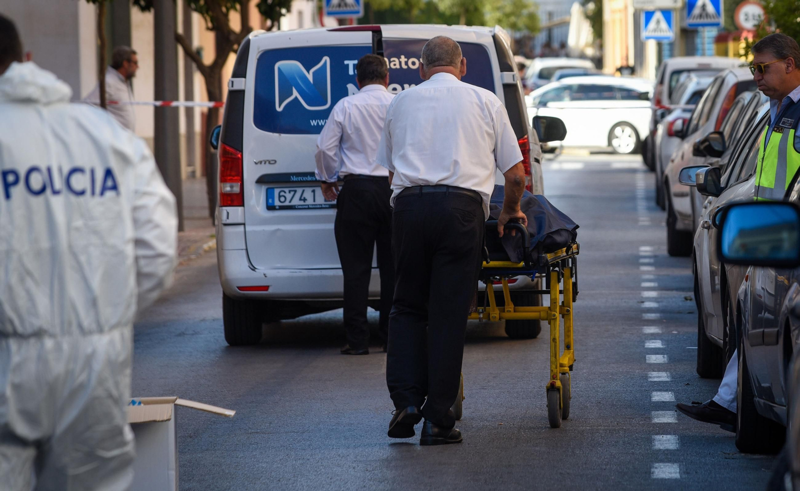 En imágenes, los momentos posteriores al asesinato en Dos Hermanas