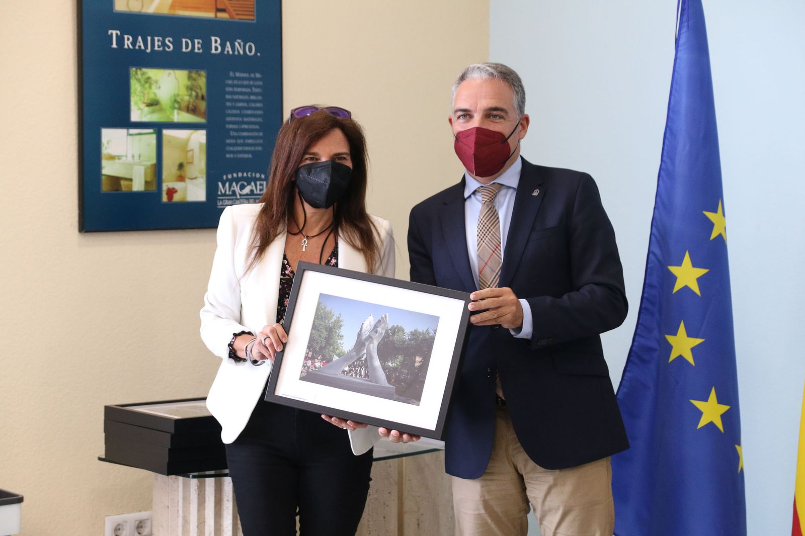 Las imágenes de la visita de Bendodo a Cosentino y la firma de la adenda con Extenda y la AEMA