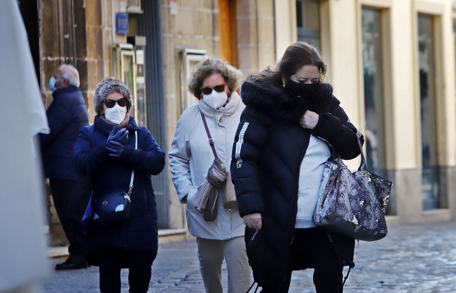 Tres mujeres caminan abrigadas por el centro de Jerez la mañana de este lunes.