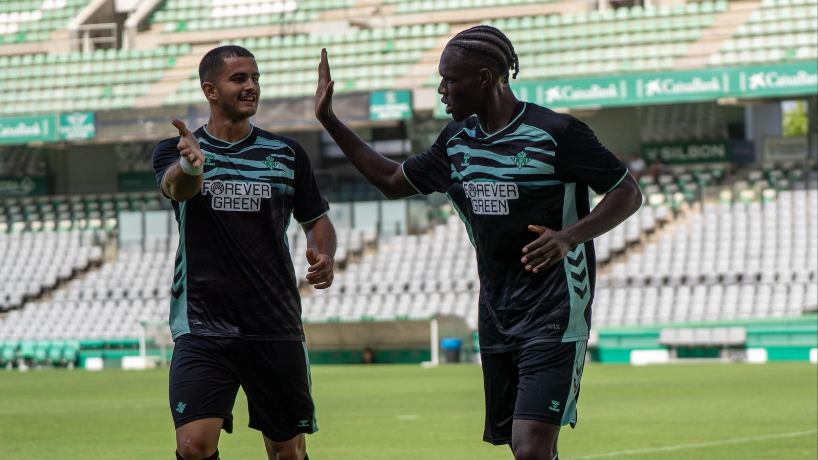 Destiny celebra el gol junto a Rodrigo Marina