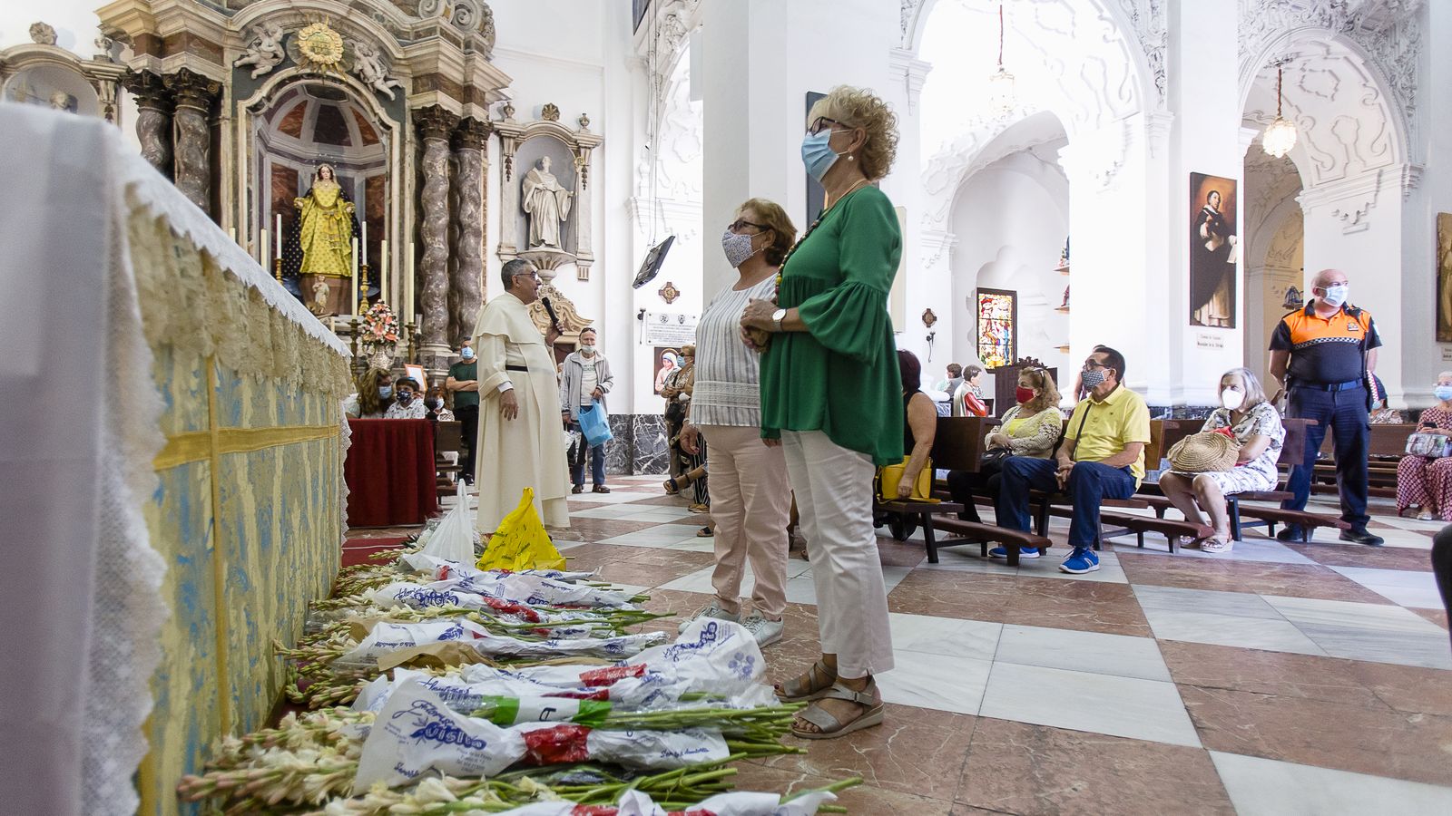 Imágenes de la celebración del día de la Virgen del Rosario en la iglesia de Santo Domingo