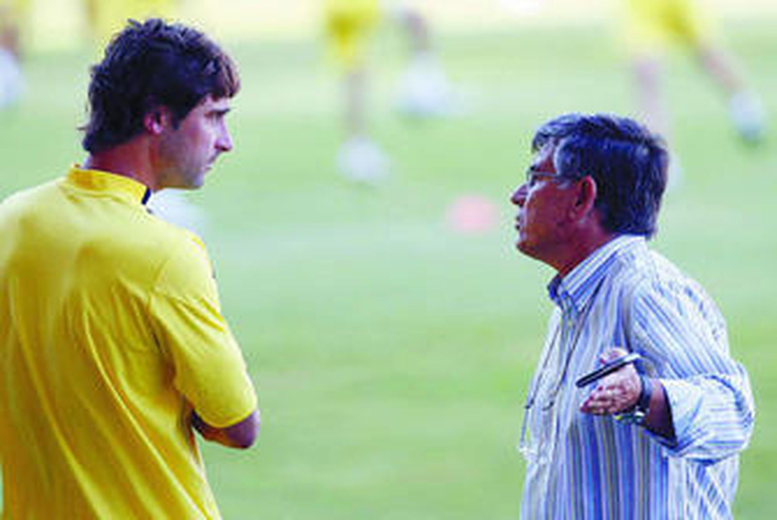 Julio Peguero (d), conversando con el capitán Andrés Fleurquin durante un entrenamiento.