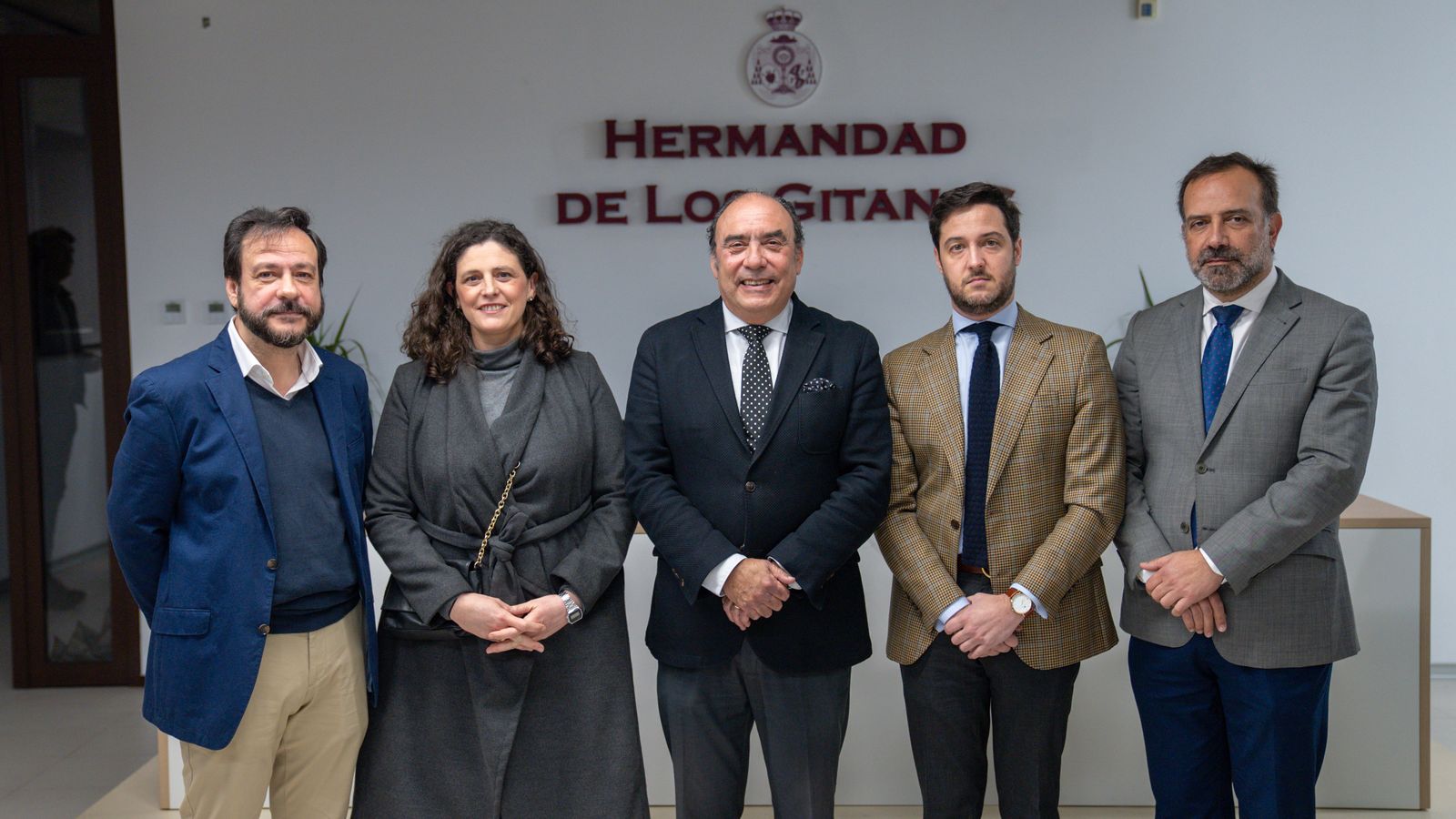 Fotografía de familia durante el acto de presentación
