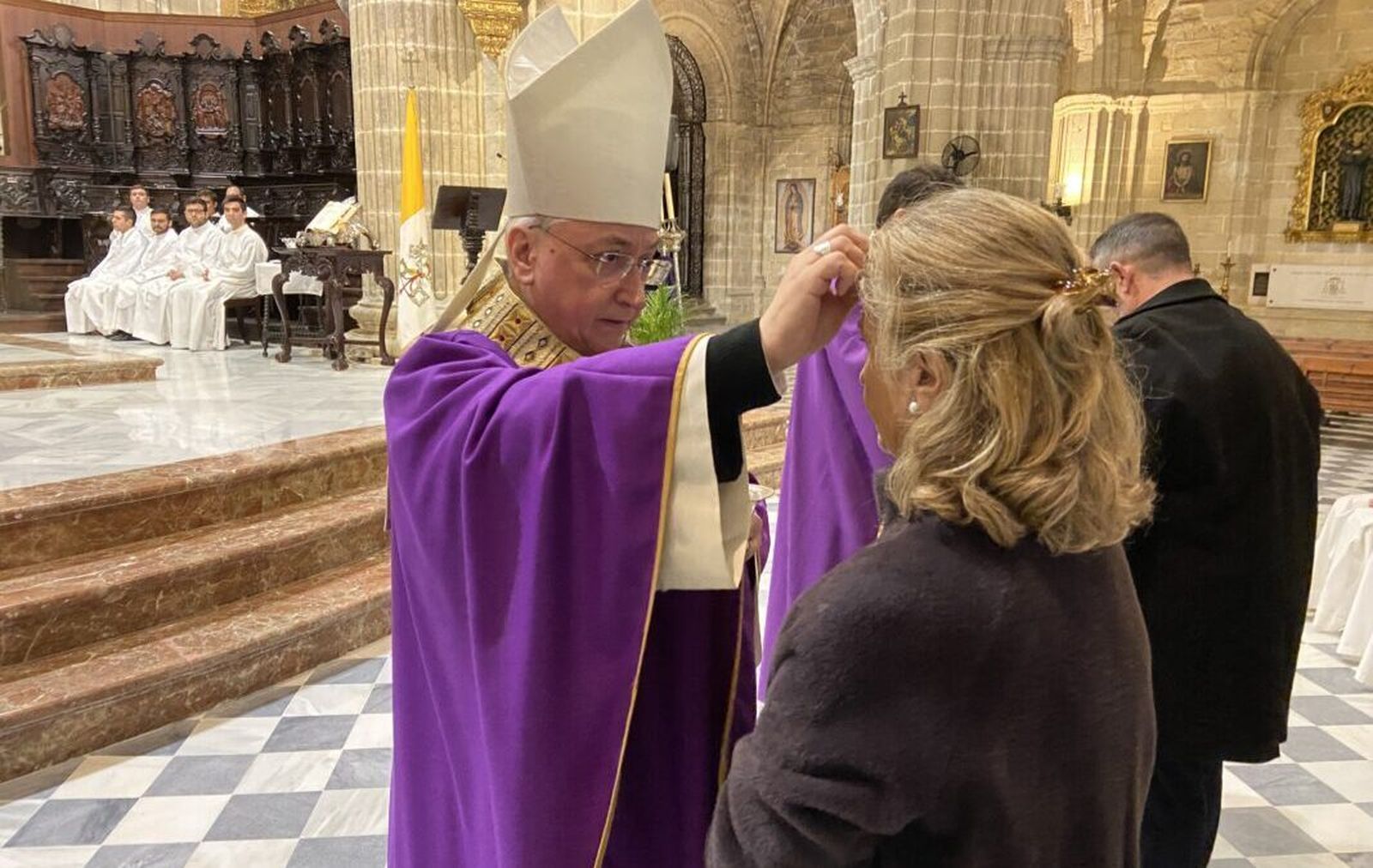 Monseñor José Rico Pavés imponiendo la Ceniza en la Catedral el pasado año.