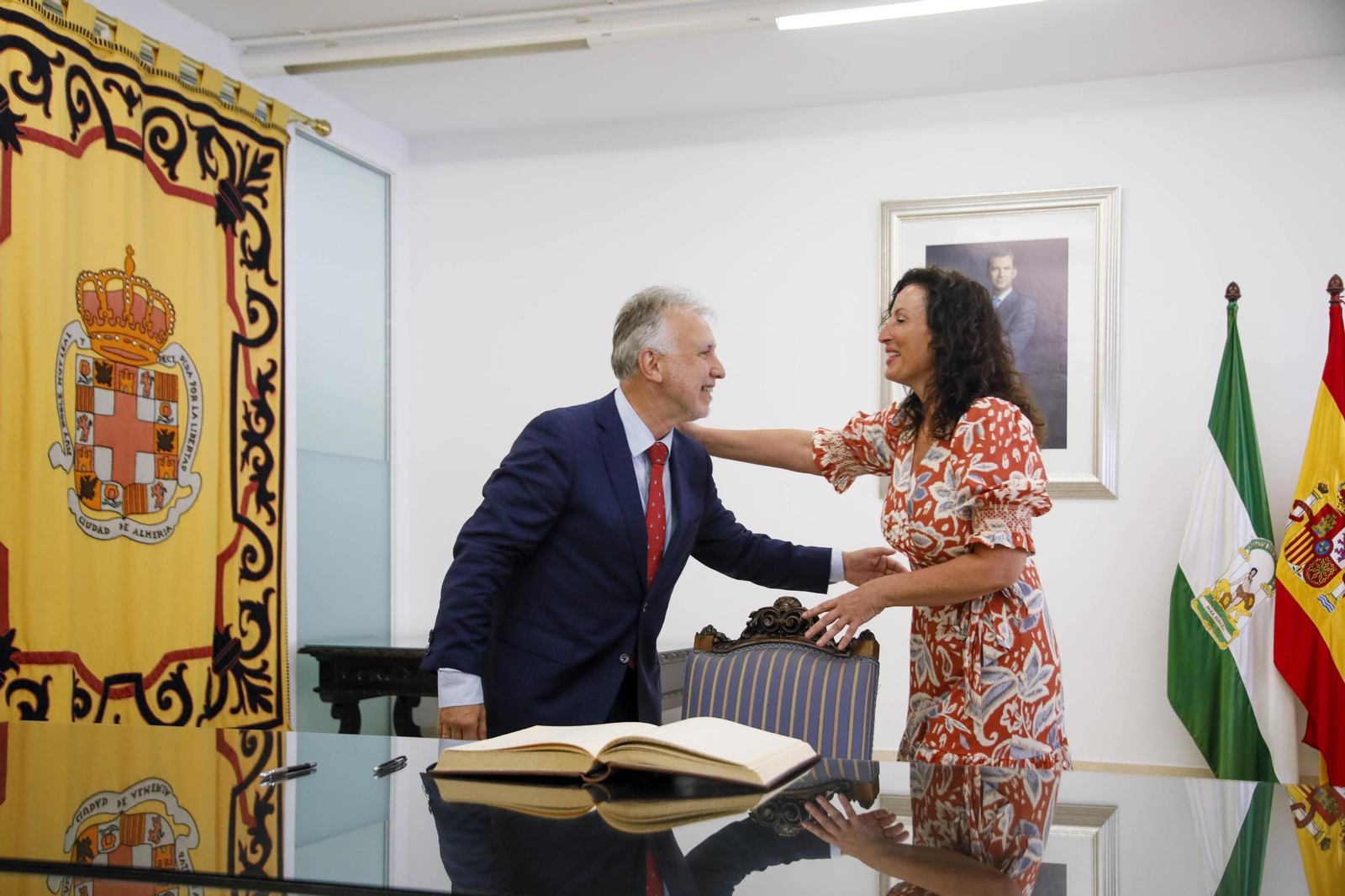 Placa de memoria histórica en el monumento de los coloraos, en imágenes