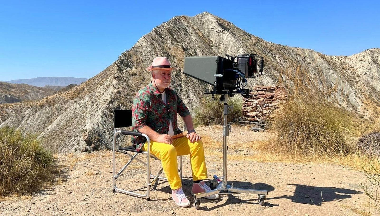Pedro Almodóvar preparado para rodar en pleno desierto de Tabernas.