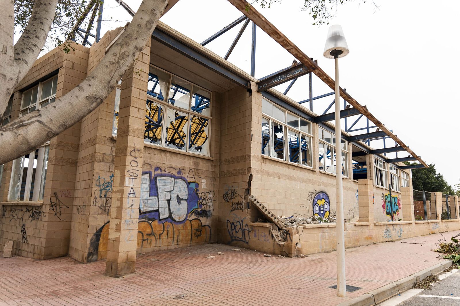 Las pistas deportivas y piscina de Costacabana, en imágenes