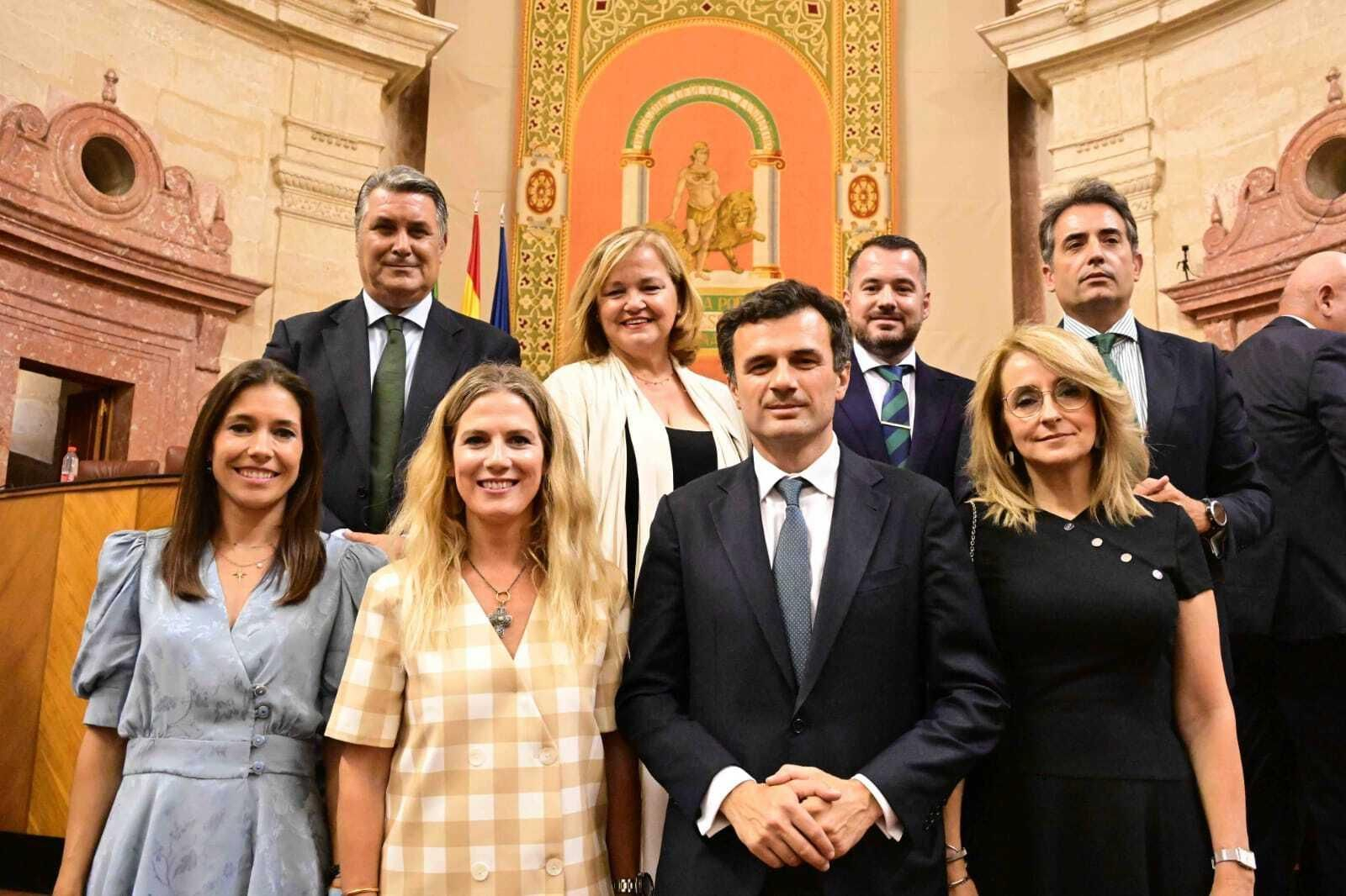 Pilar Pintor, abajo a la derecha, junto al resto de parlamentarios del PP de Cádiz.