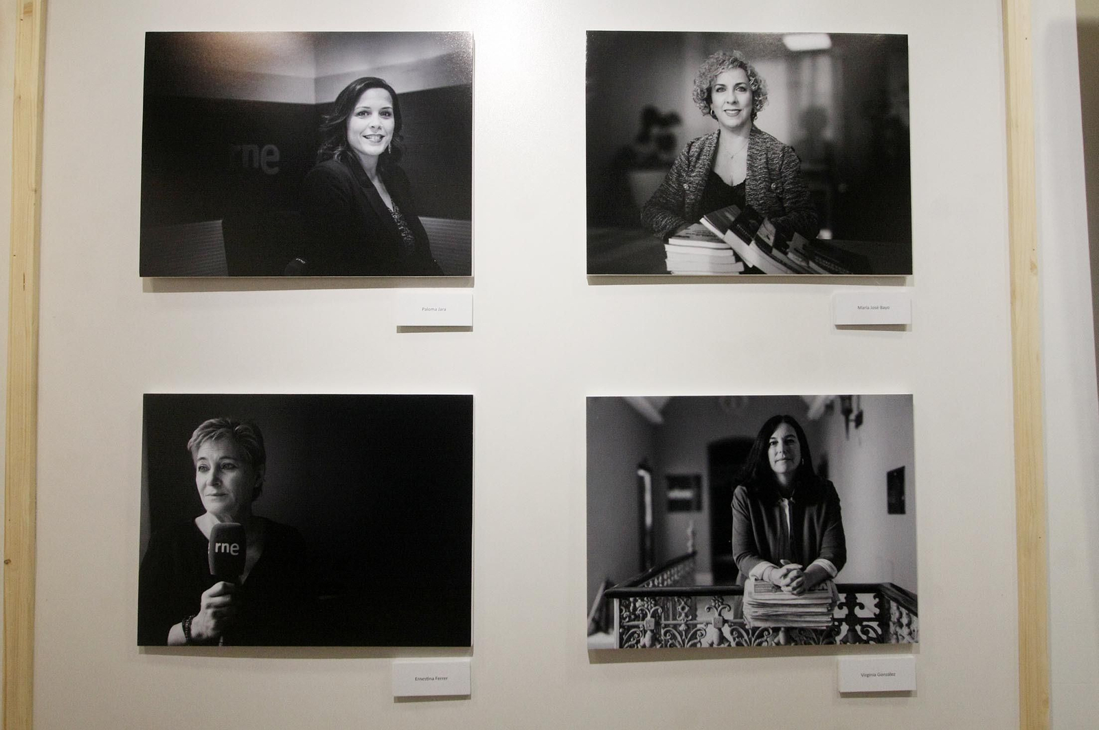 Imágenes de la mesa redonda "La presencia de la mujer en el periodismo" y exposición fotográfica "Pioneras", en el Centro de Comunicación Jesús Hermida, Huelva
