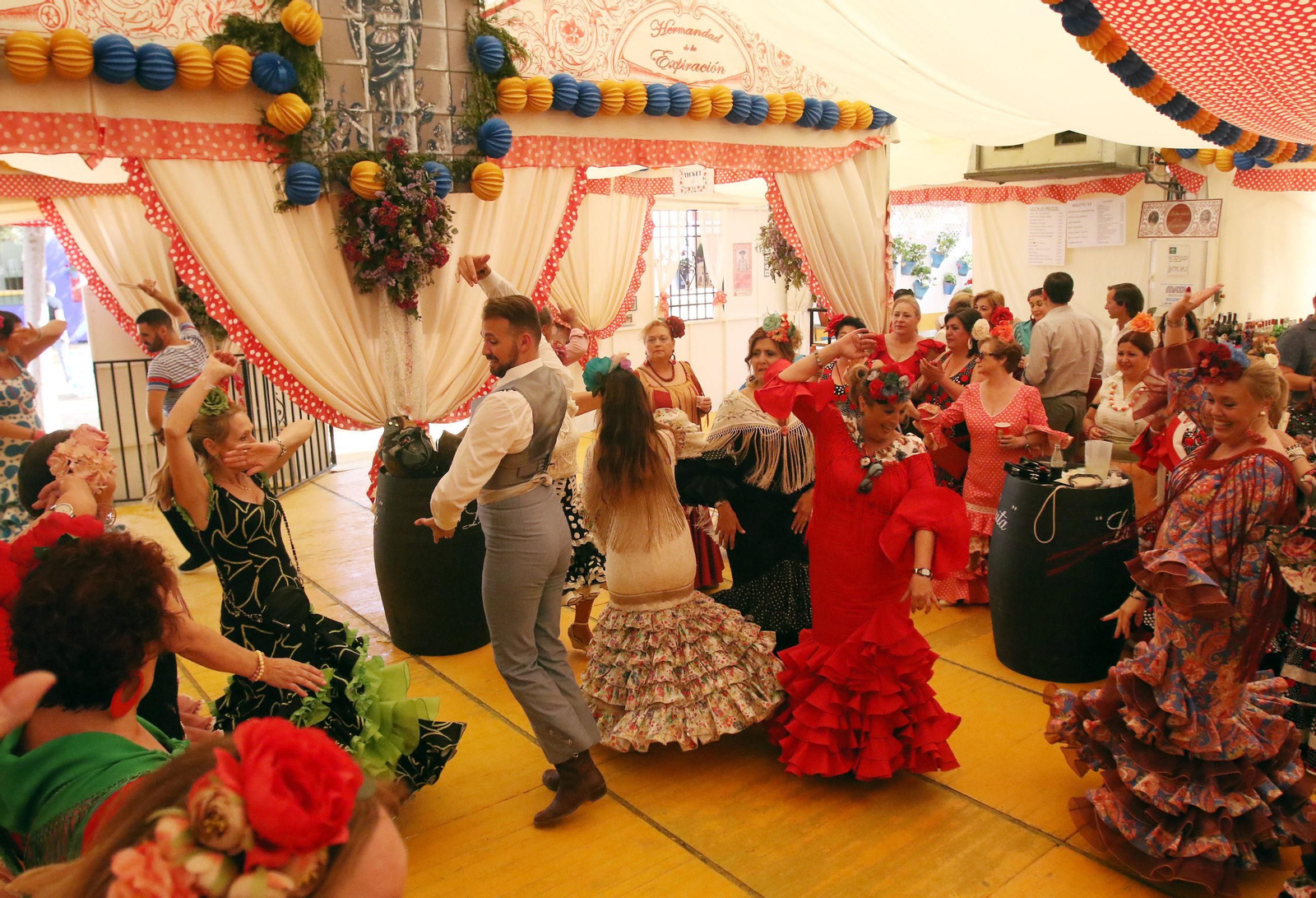 Varias personas bailan en una caseta durante la pasada Feria de Nuestra Señora de la Salud. Varias personas bailan en una caseta durante la pasada Feria de Nuestra Señora de la Salud.