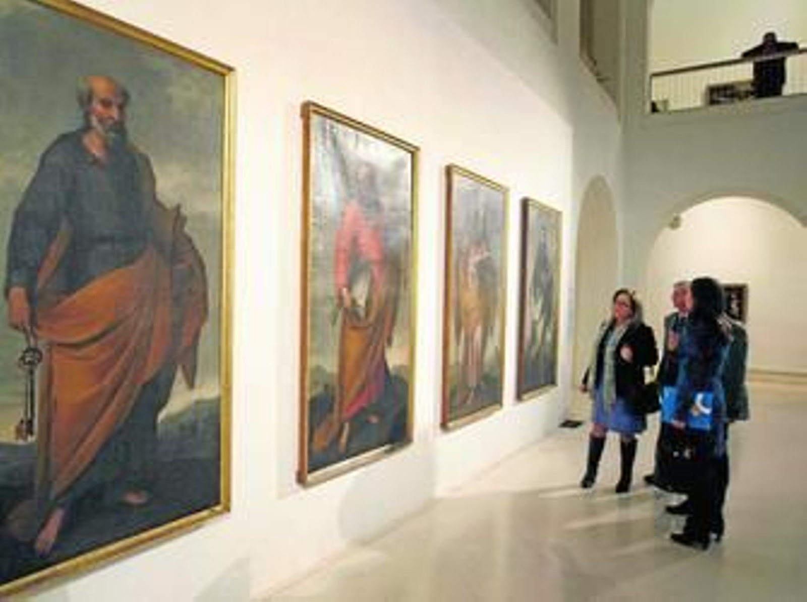 Yolanda Peinado, Juan Alonso de la Sierra, Rosa Santos y Juan María Vélez, ante los imponentes lienzos de Esteban Márquez.