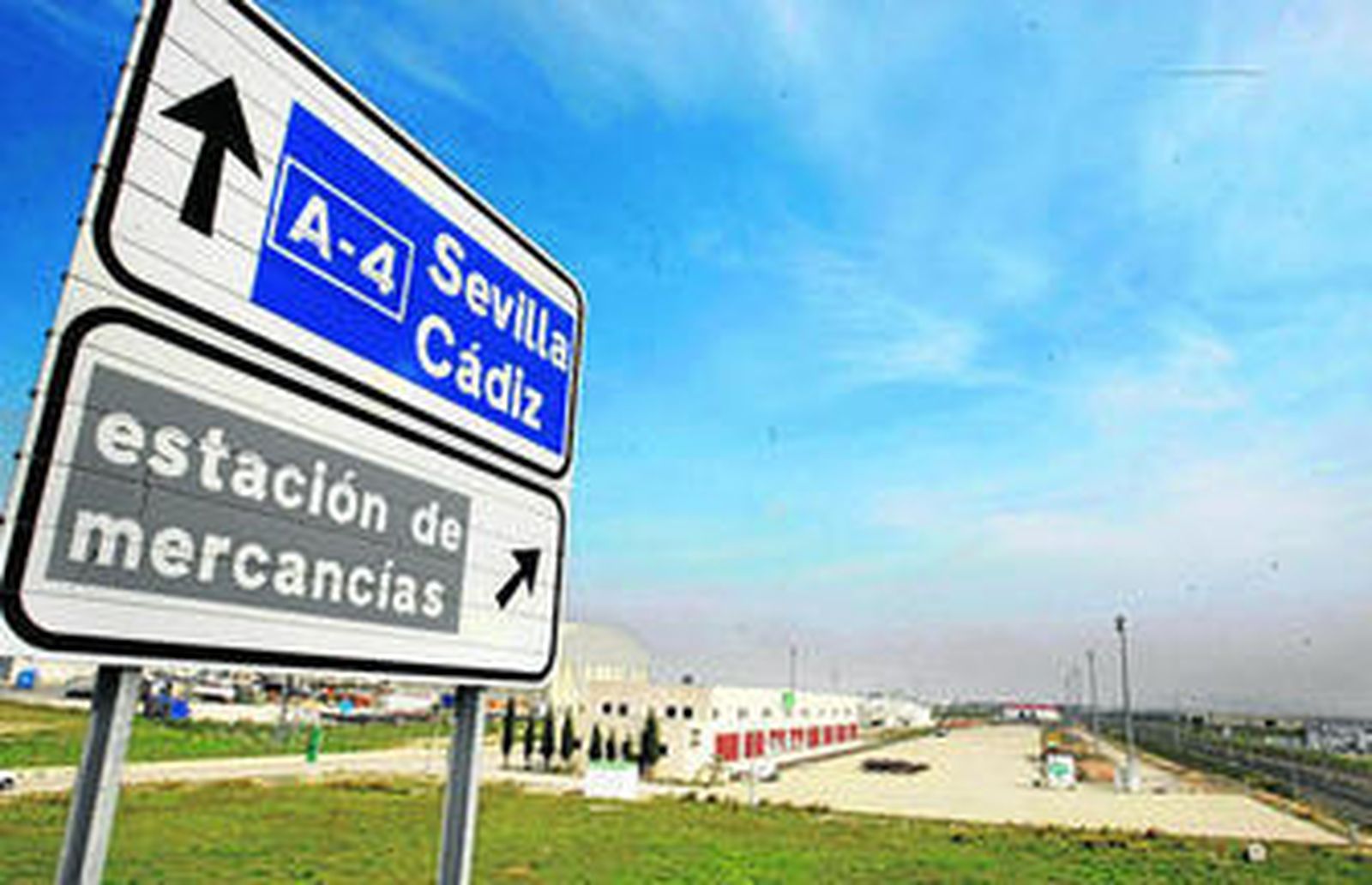 Señal de tráfico en el acceso a la estación de mercancías, con la terminal de la Ciudad del Transporte al fondo.