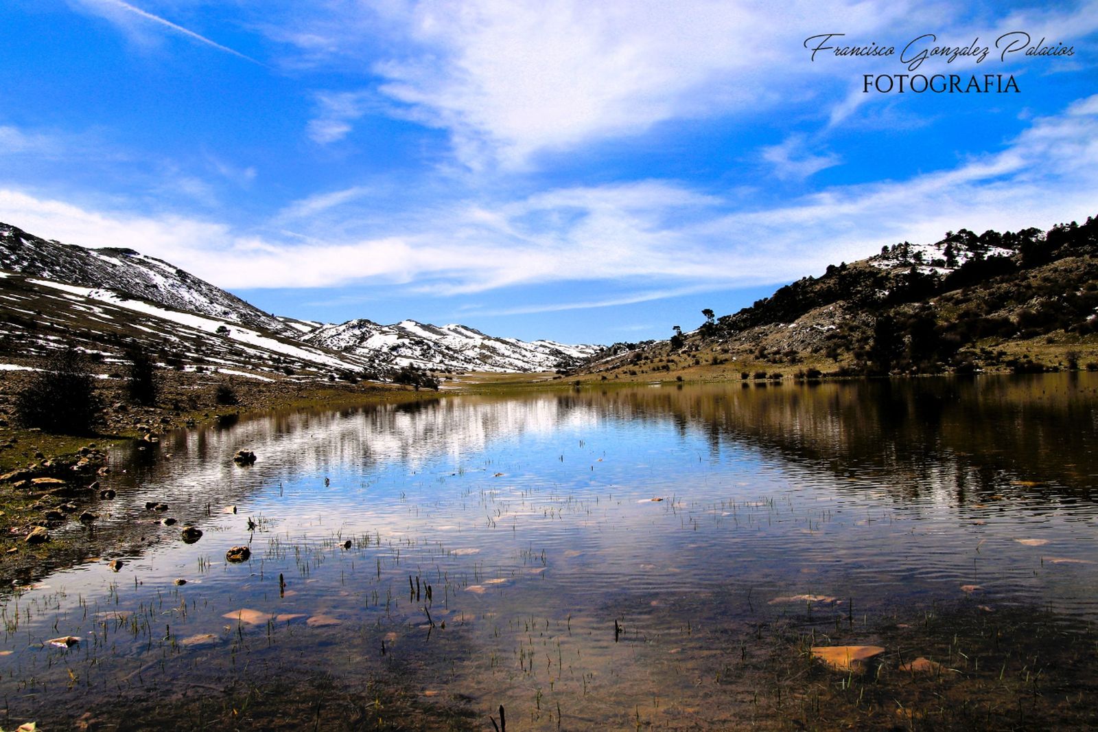 La impresionante Laguna de la Cañada de la Cruz teñida de blanco.