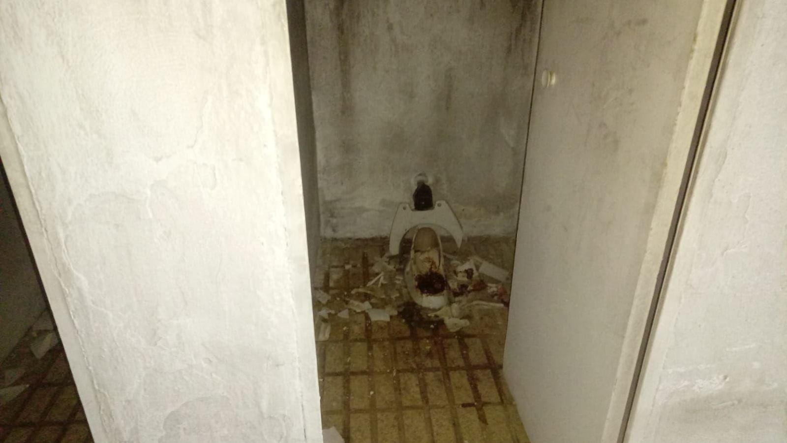 Imagen francamente repugnante de un váter destrozado con restos de defecación en el parking de la Feria.