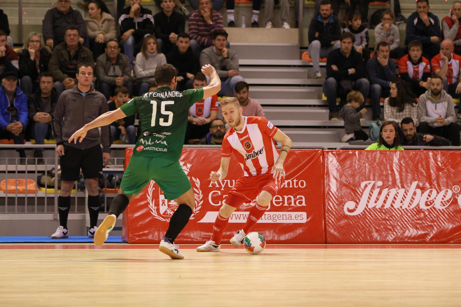 Miguel Fernández intenta frenar a un jugador del Cartagena.