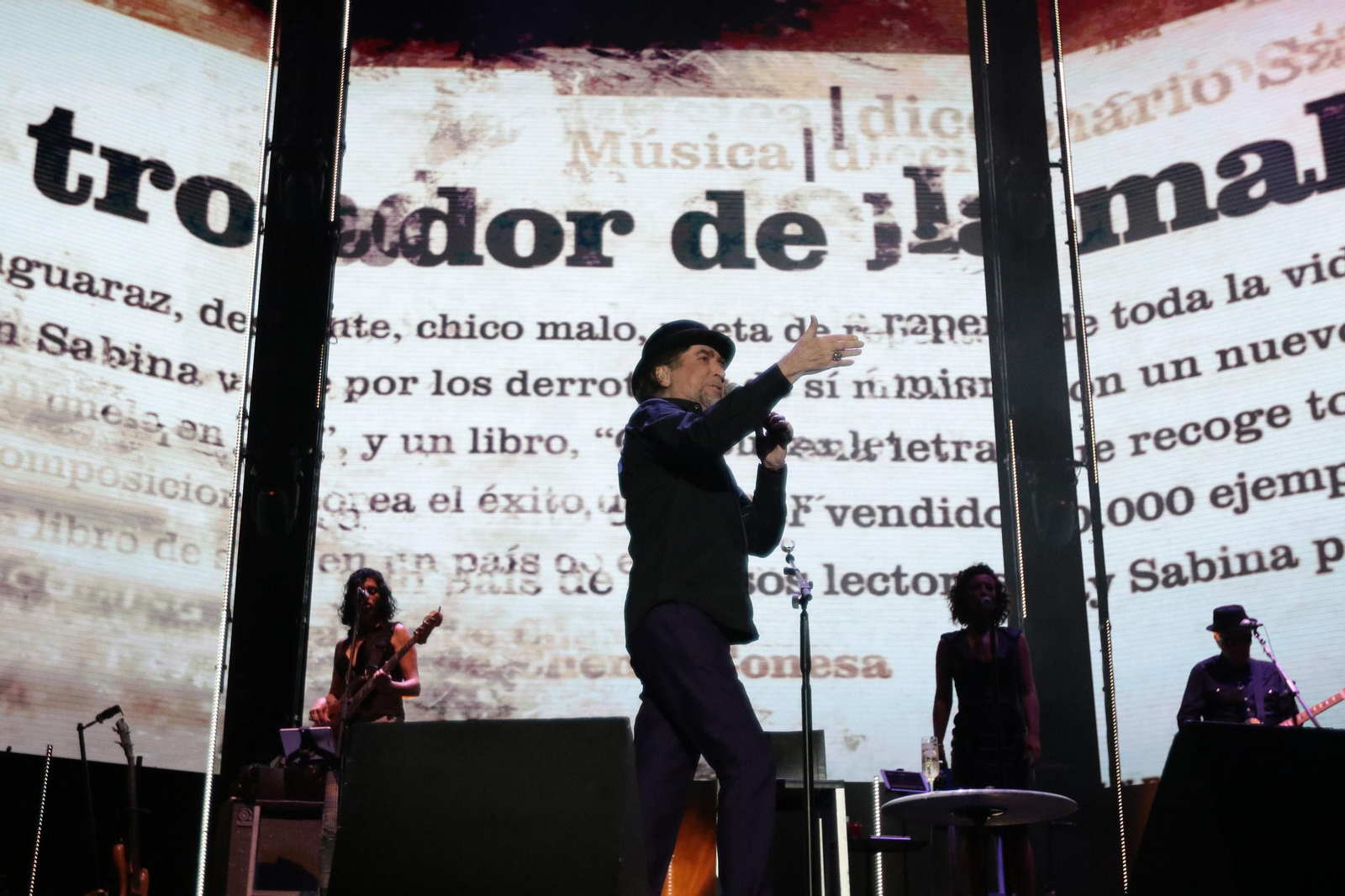 Joaquín Sabina, en un momento de su actuación en septiembre del año pasado en el Estadio Municipal de Chapín de Jerez.