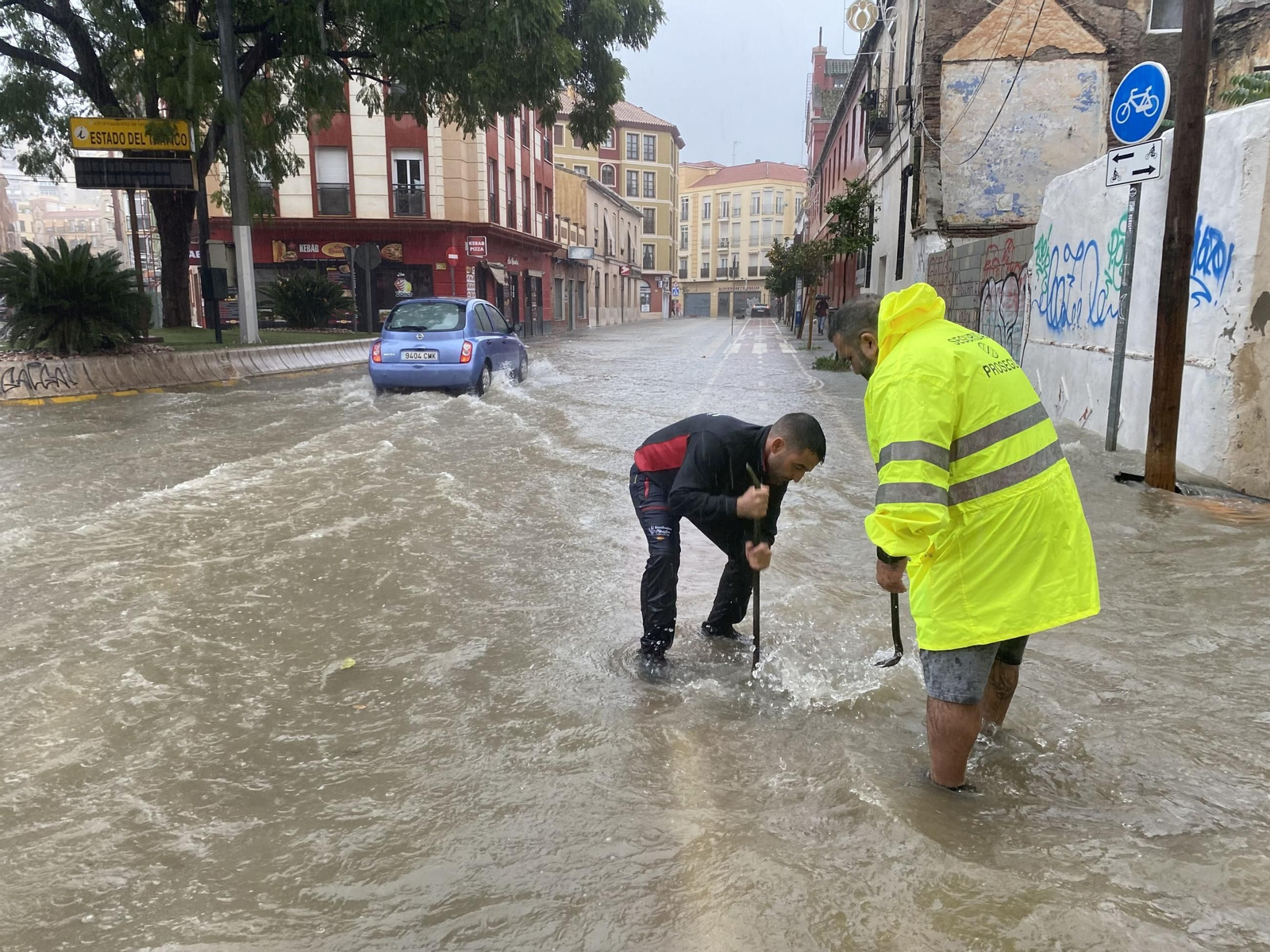 Dos trabajadores intentan desatorar una alcantarilla en la capital. Dos trabajadores intentan desatorar una alcantarilla en la capital.