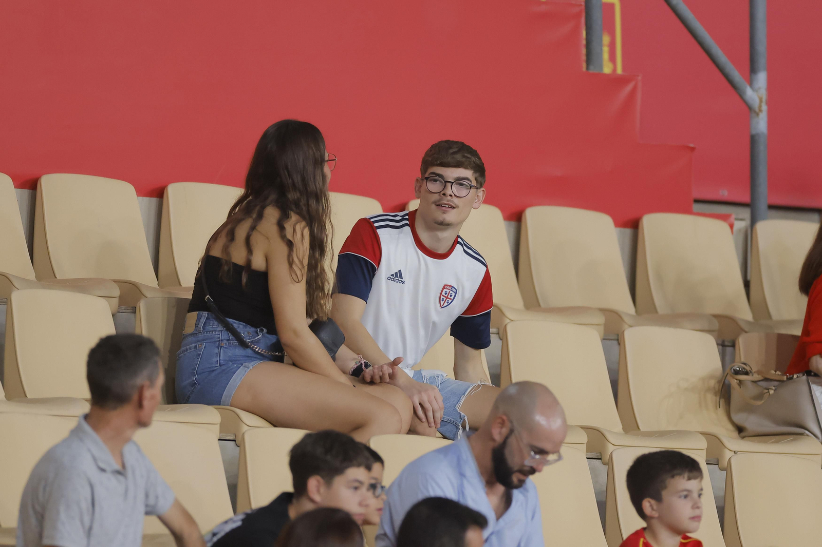 Búscate en las fotos del España-Escocia