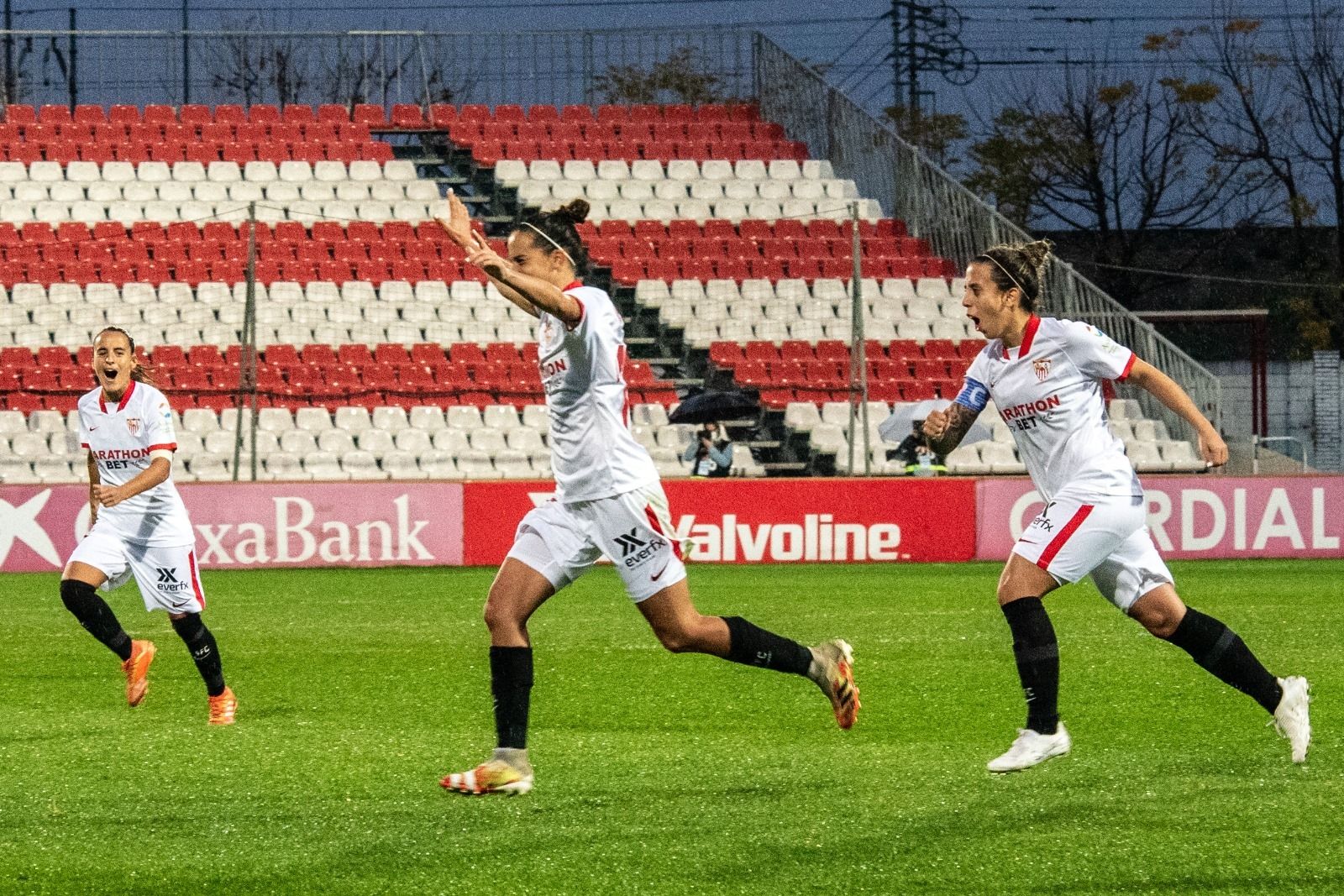 Las jugadoras sevillistas celebran el gol de la victoria ante el Levante.