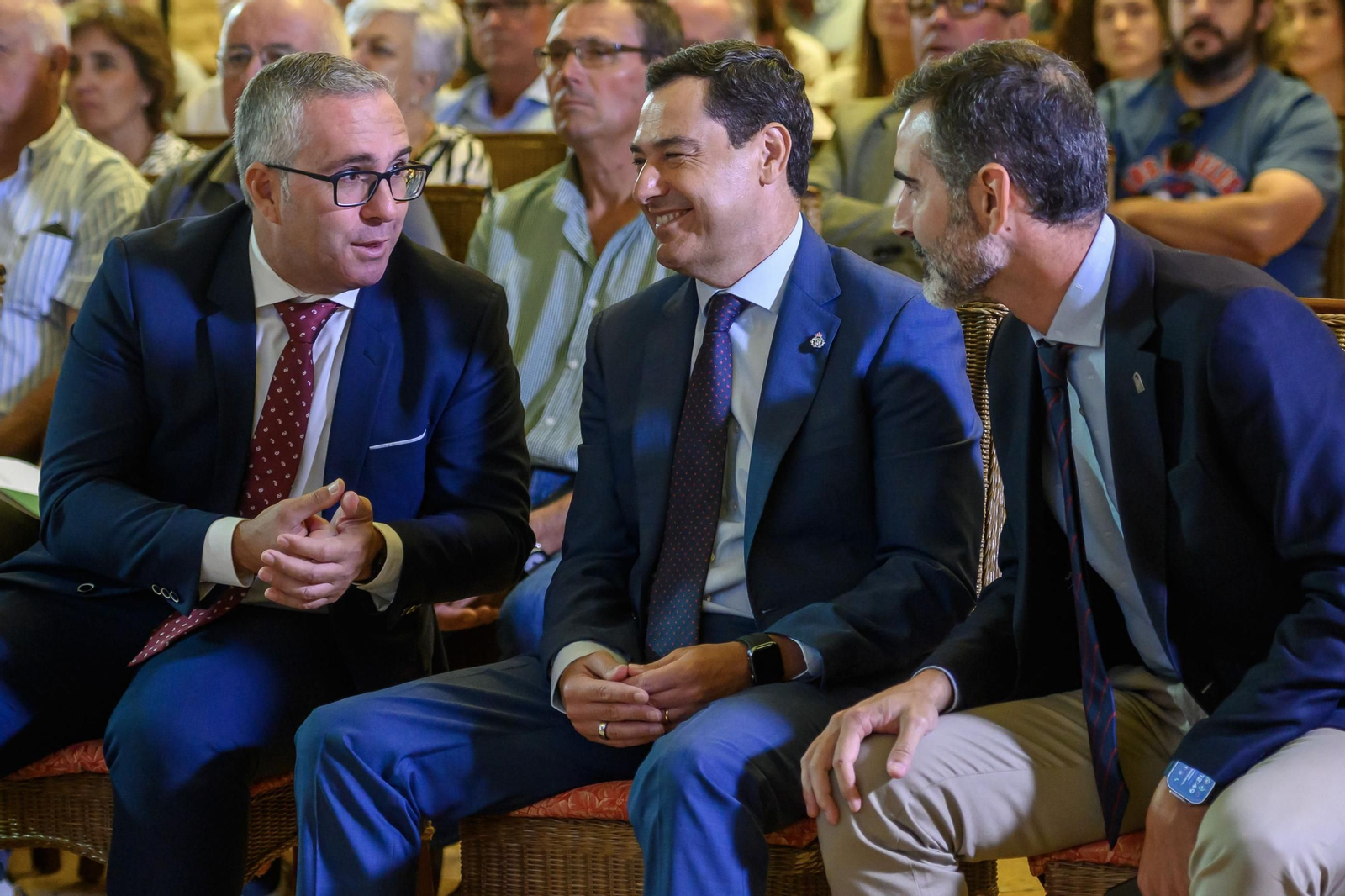 Juanma Moreno junto al alcalde de Los Palacios y el consejero de Agricultura.
