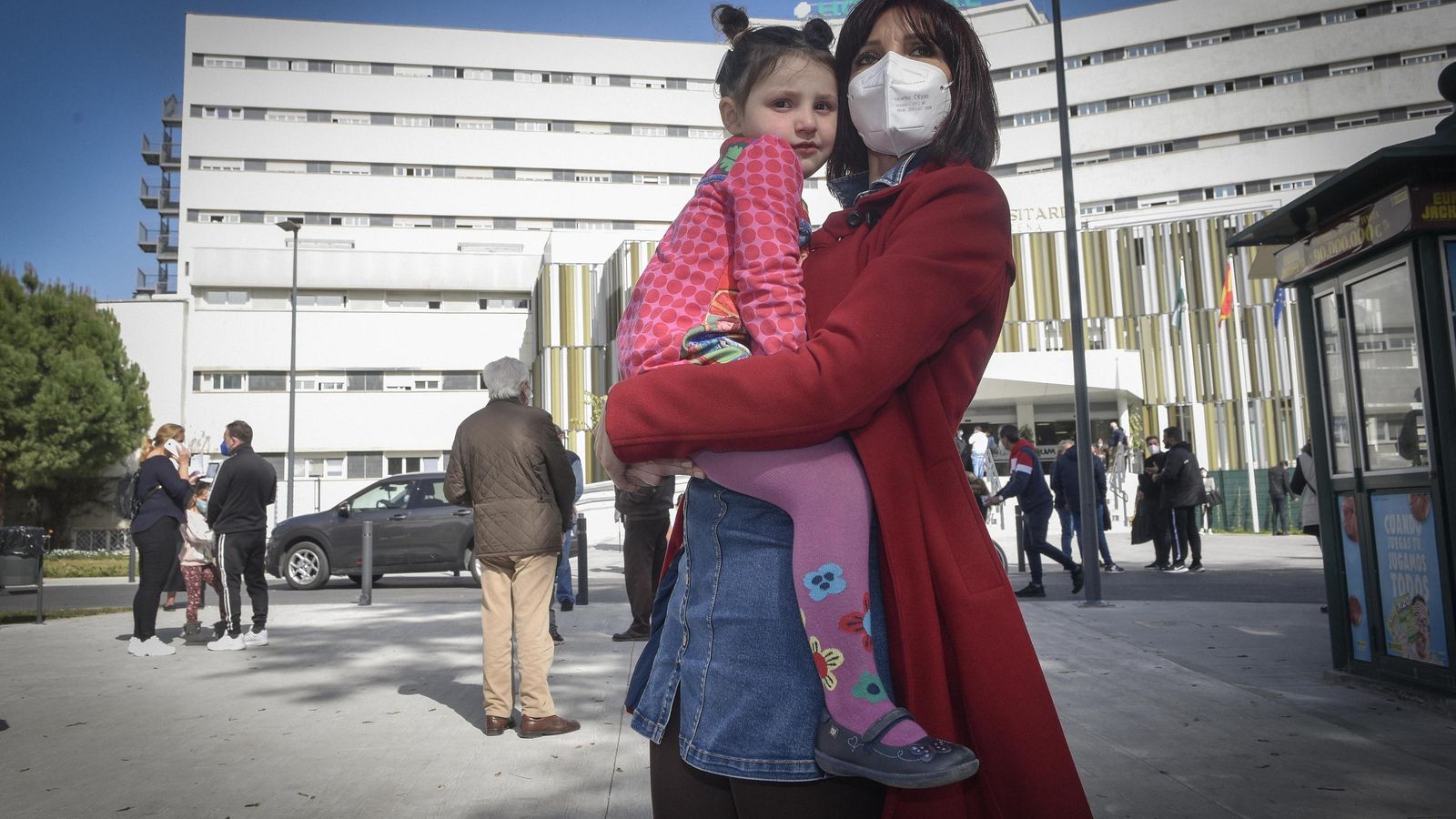 La pequeña Livia, junto a su madre en el entorno hospitalario del Macarena. La pequeña Livia, junto a su madre en el entorno hospitalario del Macarena.