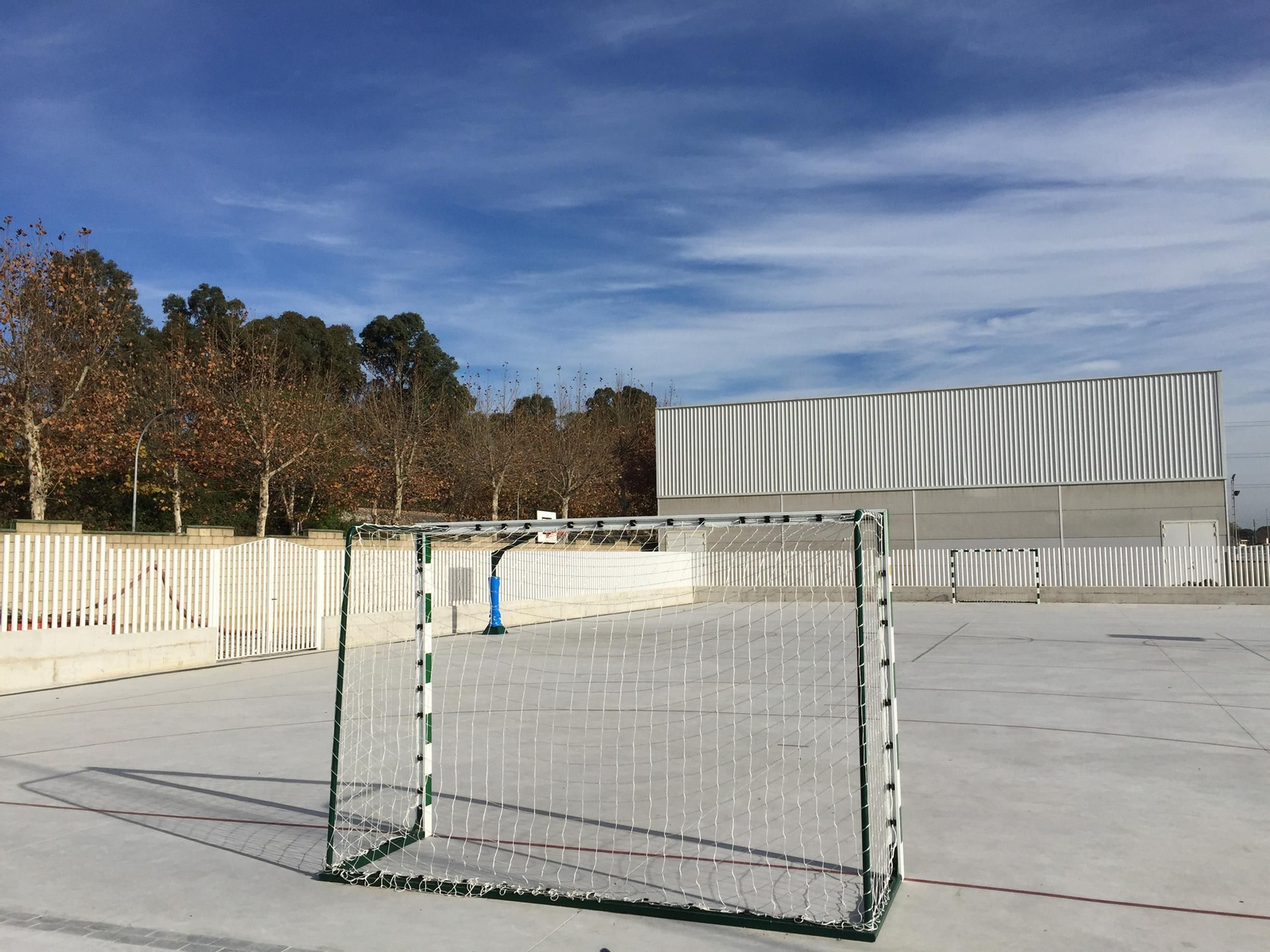 Las pistas deportivas del colegio de Los Cortijillos.