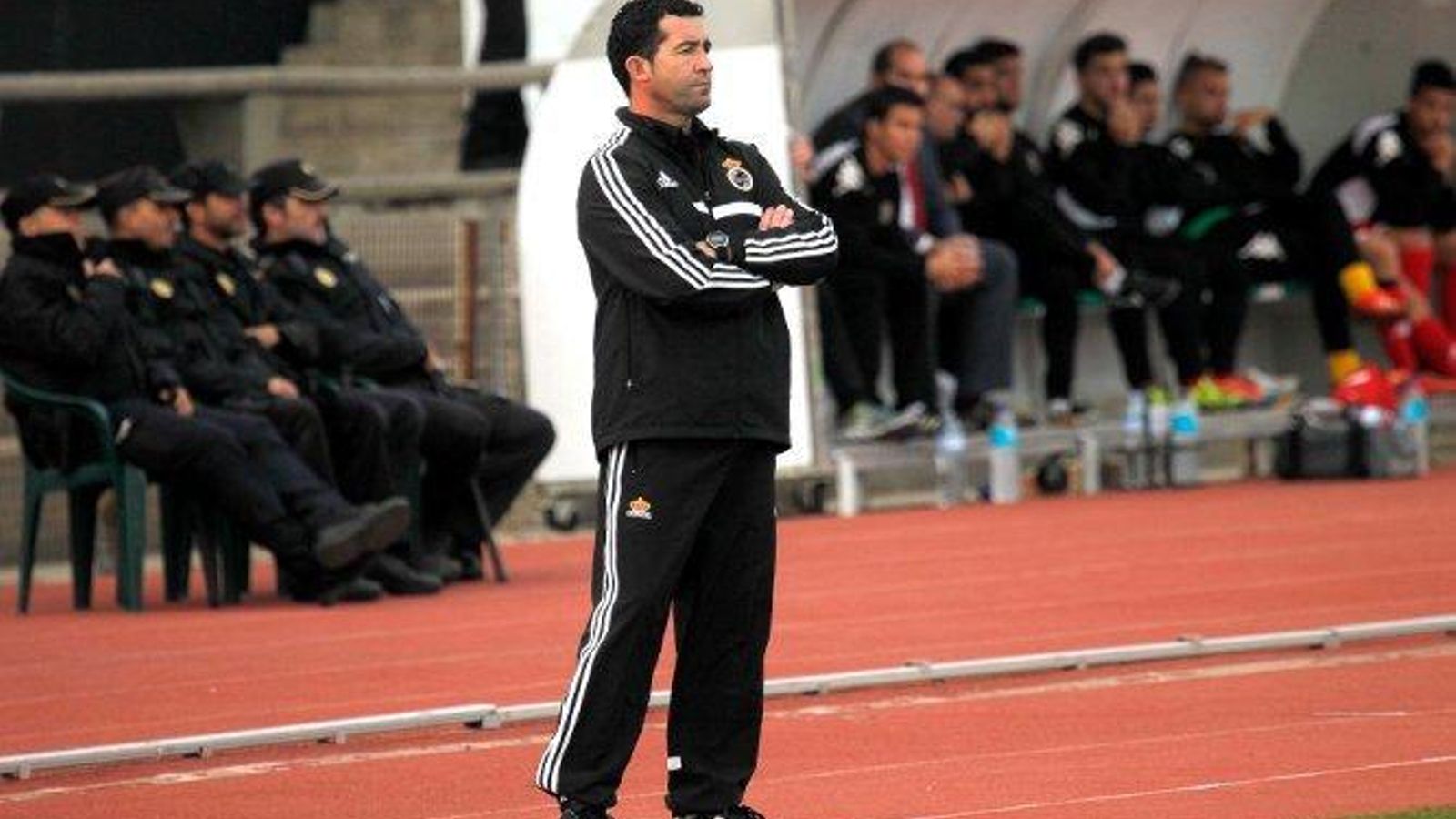 Juan Mari Sánchez sigue un partido de la Balona desde el banquillo.