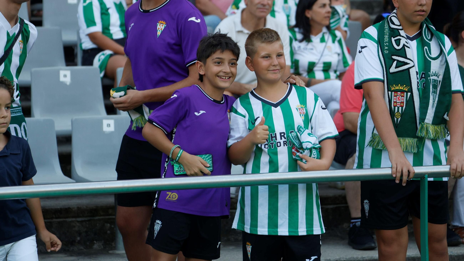 Dos jóvenes aficionados del Córdoba CF en las gradas de El Arcángel.
