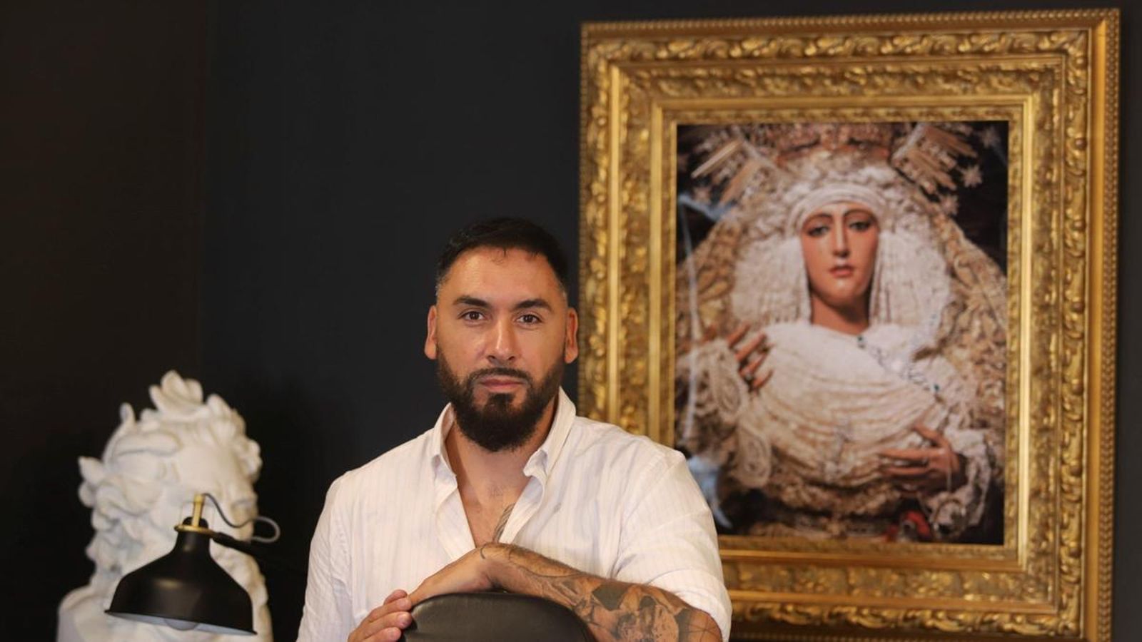 Daniel Fernández, el tatuador cofrade en su estudio