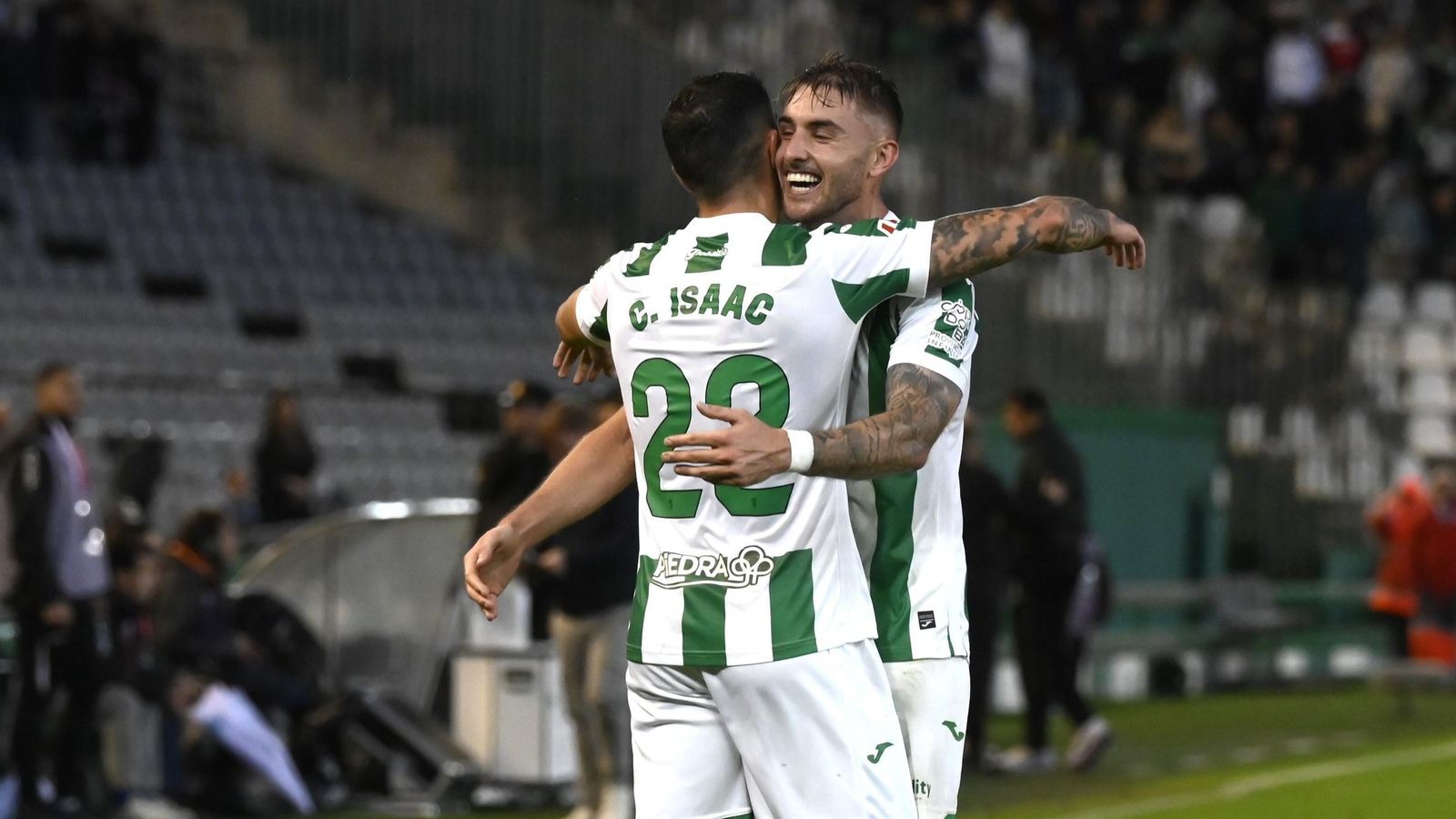 Casas abraza a Carlos Isaac después del gol que abrió el triunfo del Córdoba CF ante el Eldense. Casas abraza a Carlos Isaac después del gol que abrió el triunfo del Córdoba CF ante el Eldense.