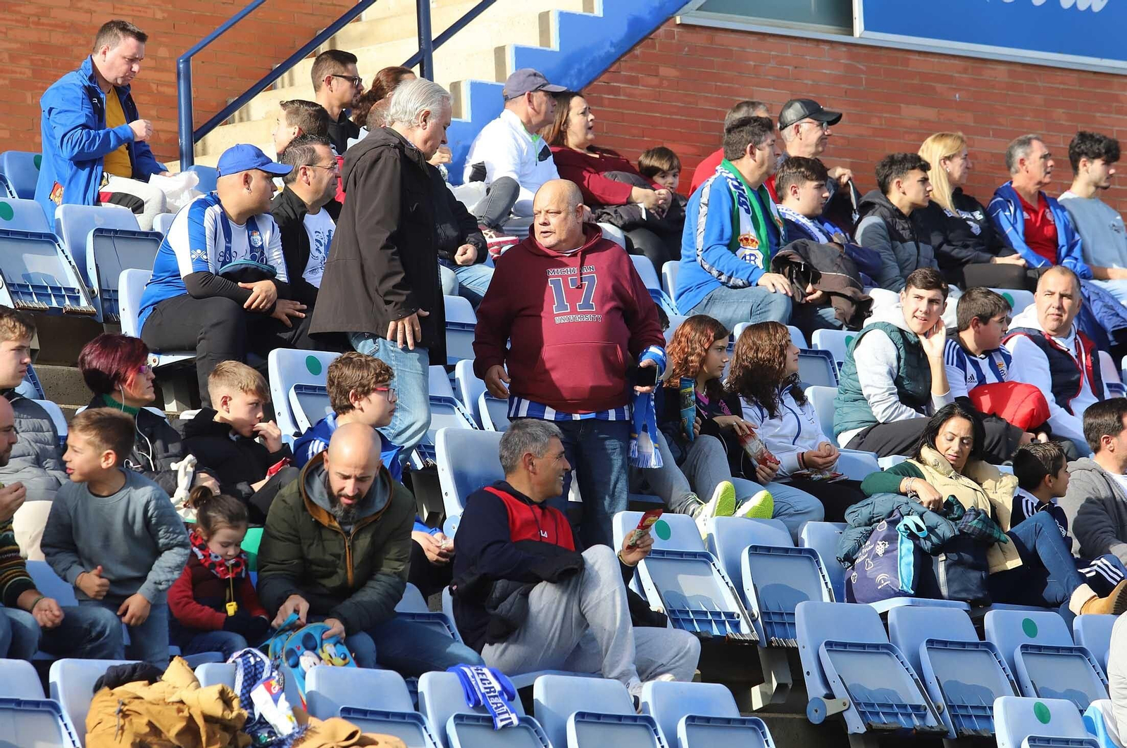 Imágenes del ambiente en las gradas del Nuevo Colombino durante el Recre-Vélez