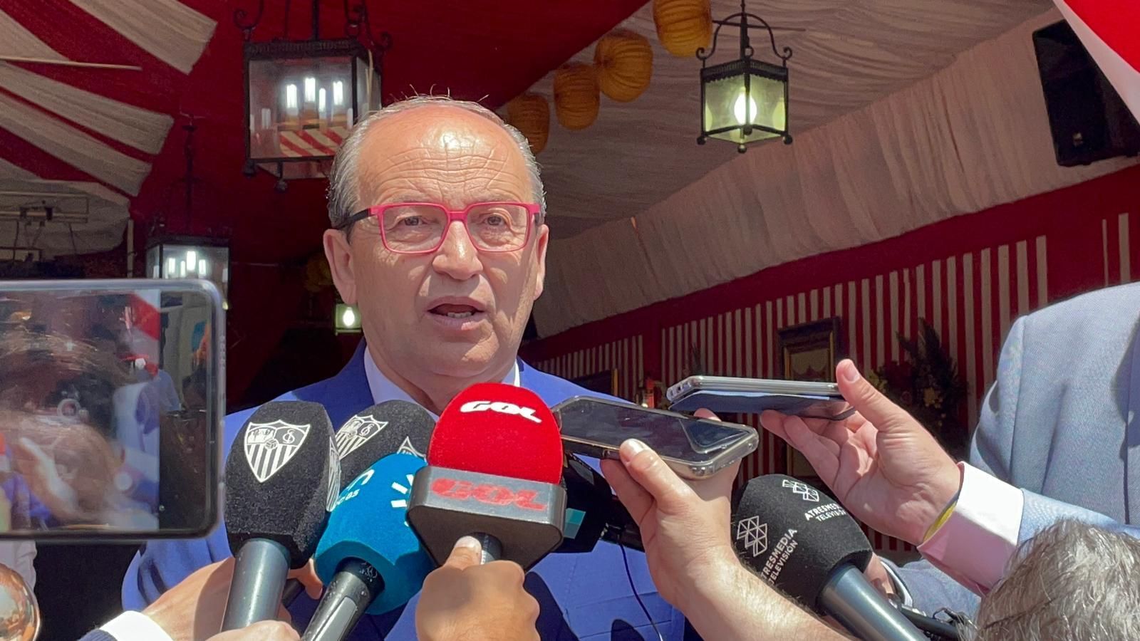 José Castro atiende a la prensa ante la caseta de la Peña Sevillista Macarena.