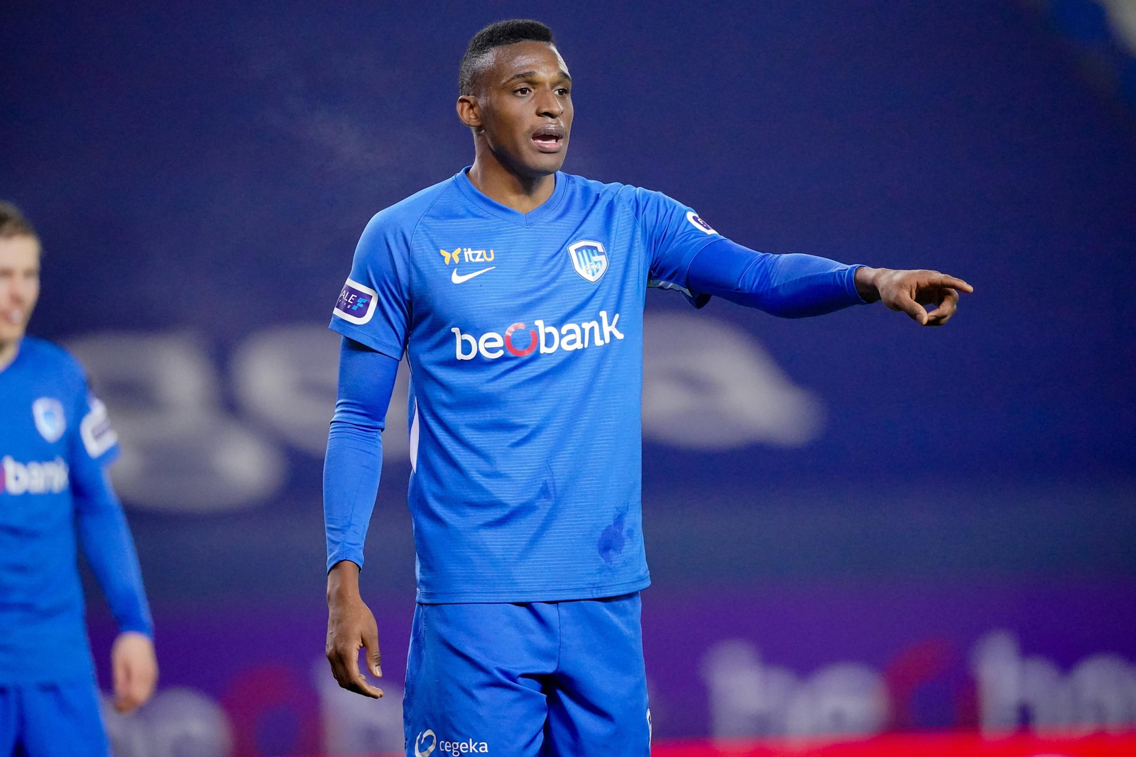 Jhon Lucumi hace una indicación durante un partido con el Genk.